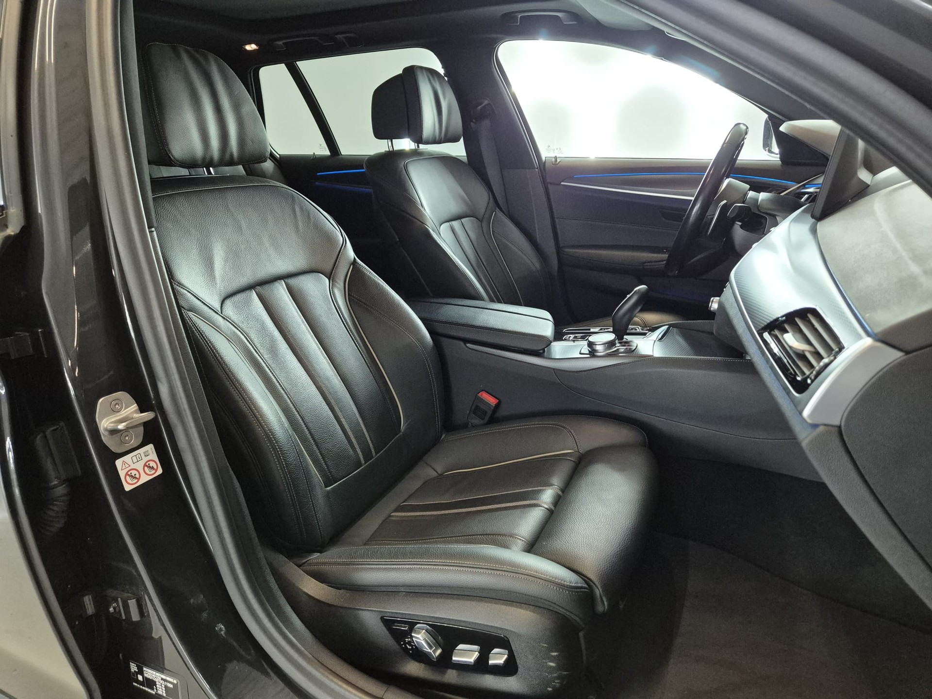 BMW 530e xDrive Touring M Sport Steptronic-image-26