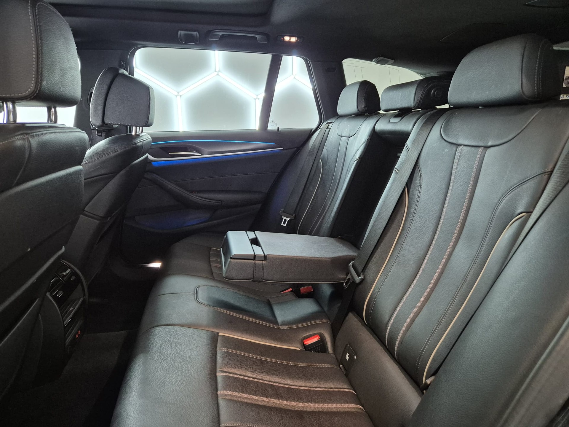 BMW 530e xDrive Touring M Sport Steptronic-image-19