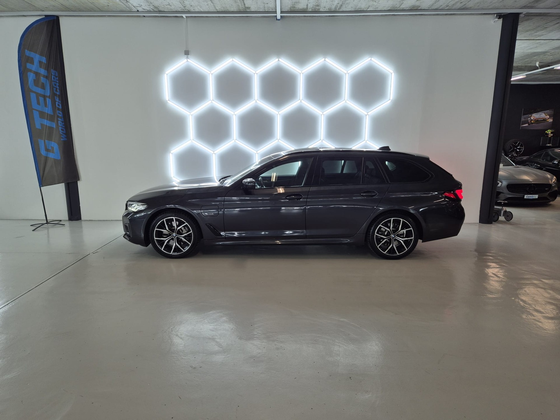BMW 530e xDrive Touring M Sport Steptronic-showroom-element-2
