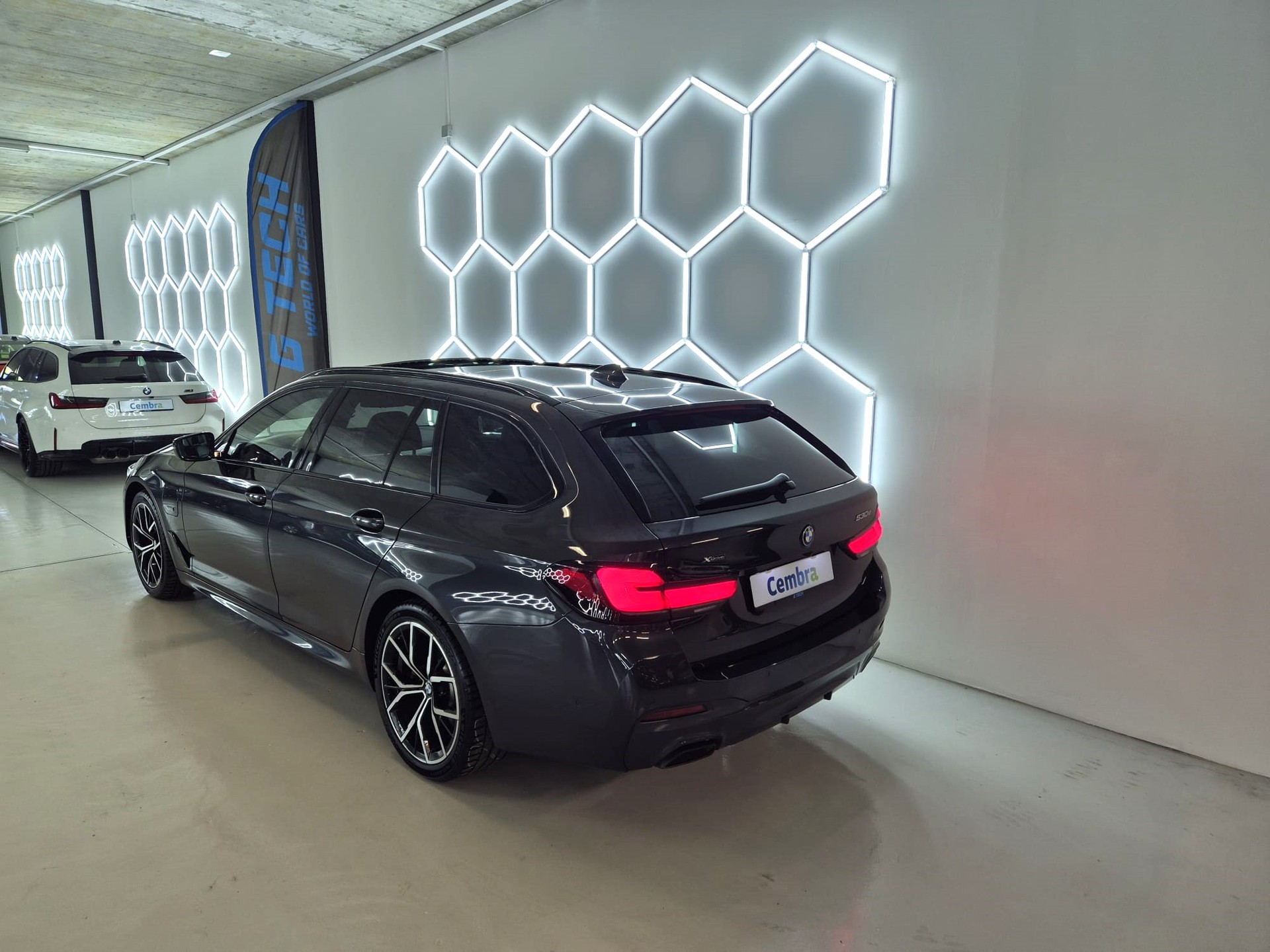 BMW 530e xDrive Touring M Sport Steptronic-showroom-element-3