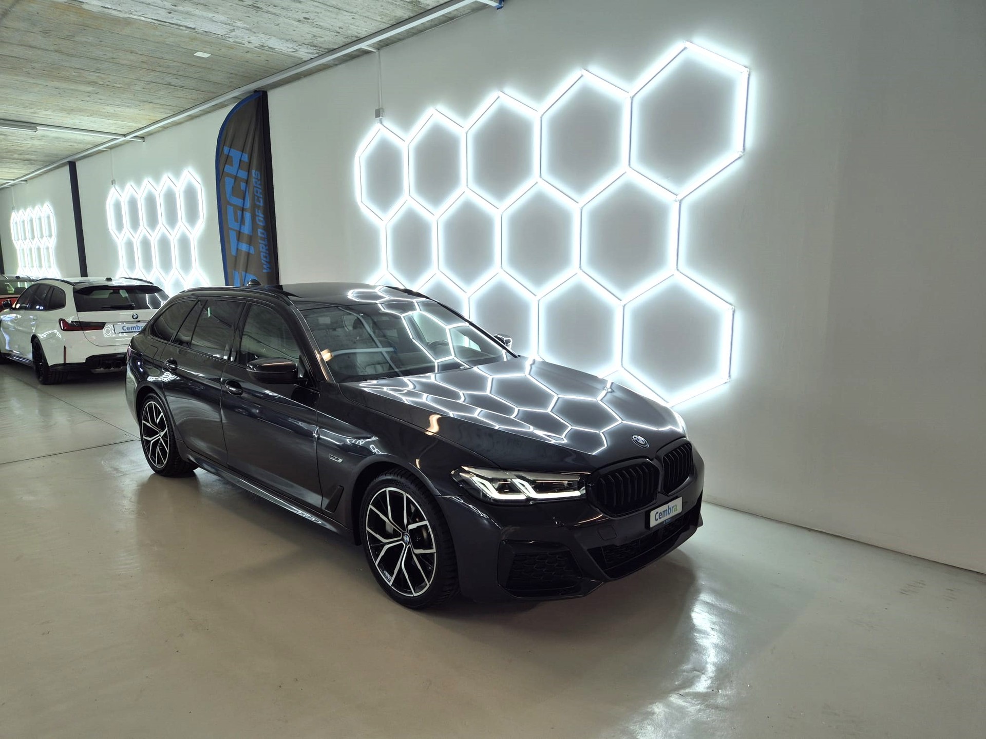 BMW 530e xDrive Touring M Sport Steptronic-image-6