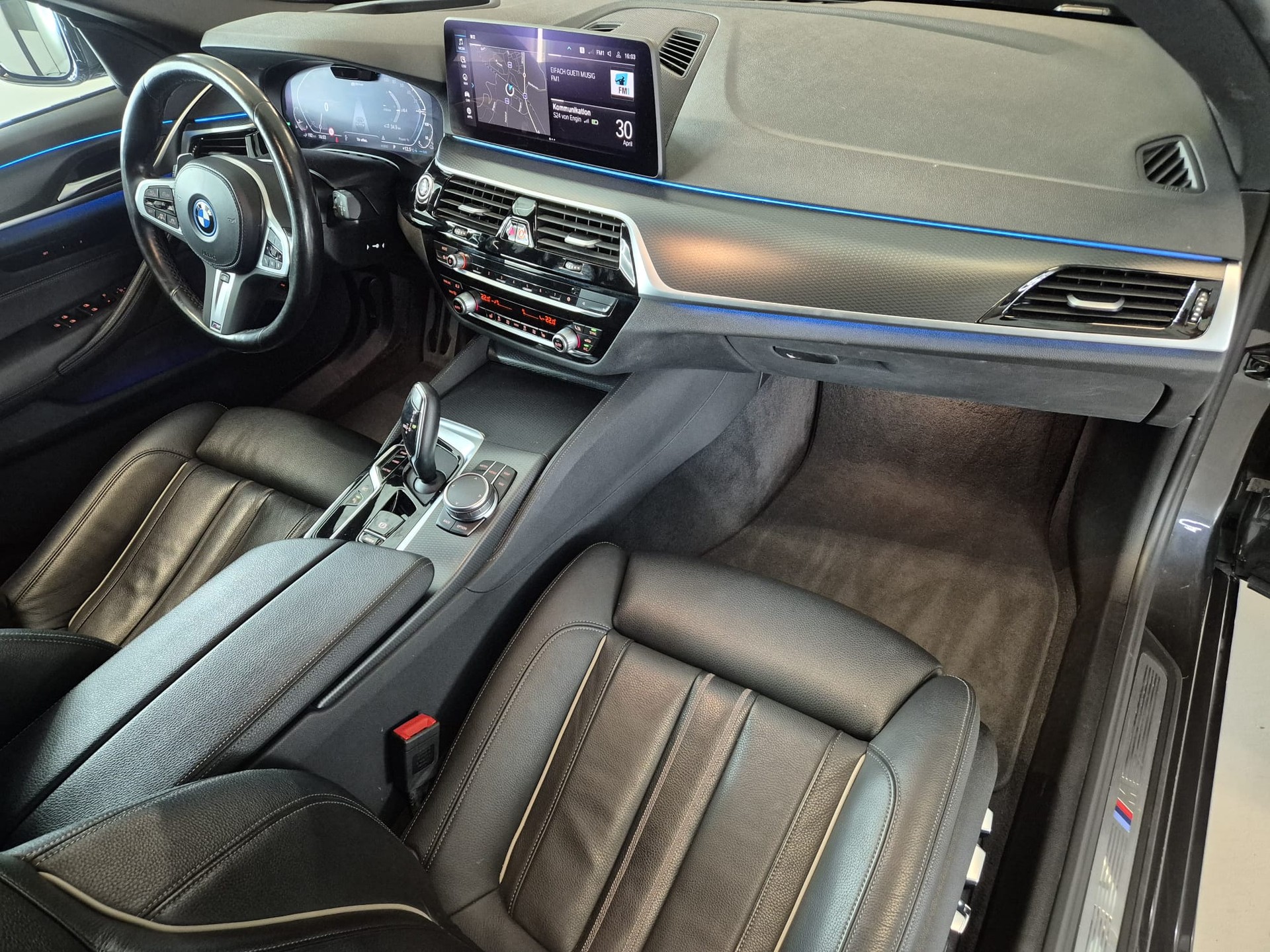 BMW 530e xDrive Touring M Sport Steptronic-image-25