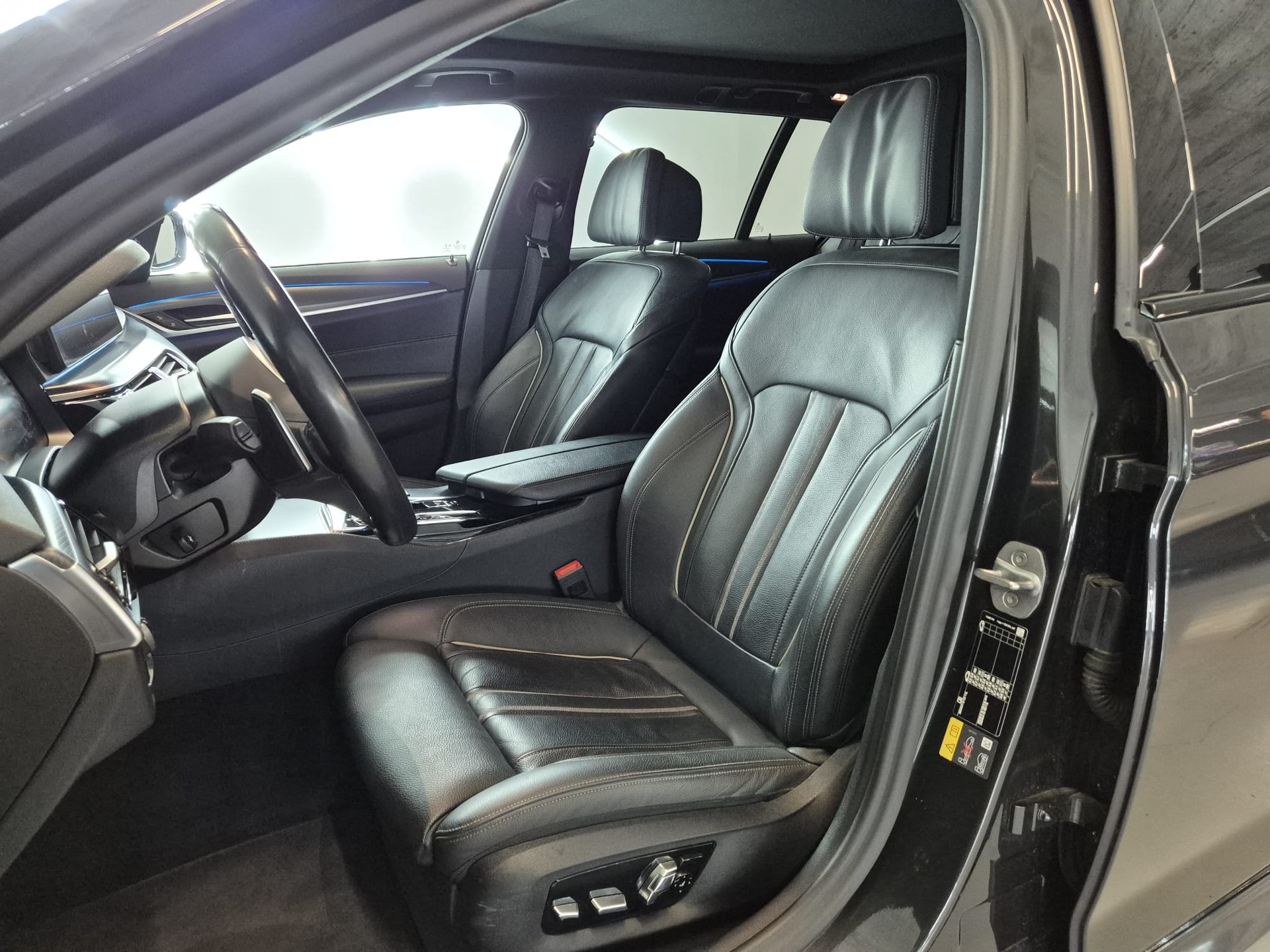 BMW 530e xDrive Touring M Sport Steptronic-image-15