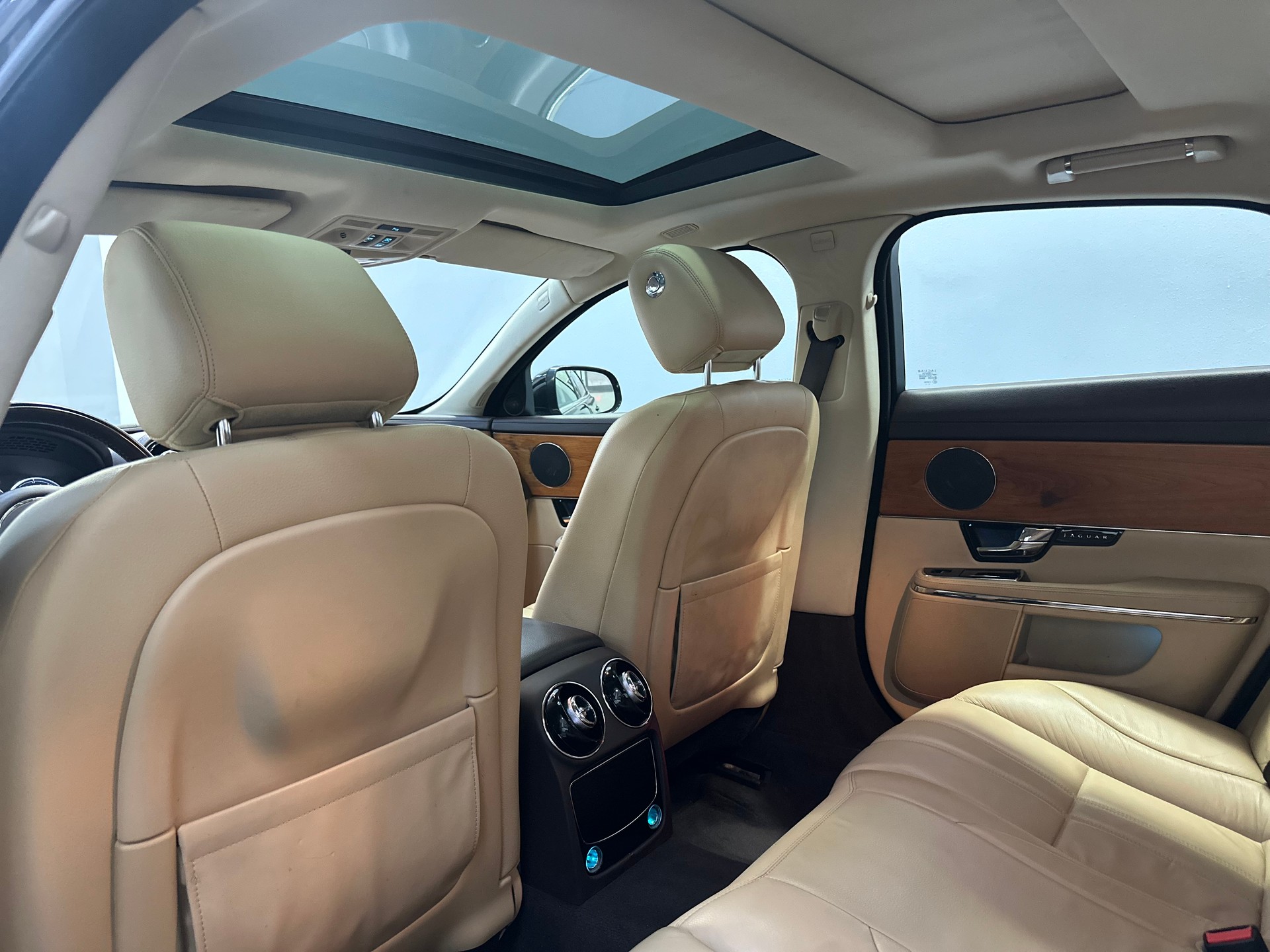 JAGUAR XJ 3.0d V6 Premium Luxury Automatic-image-14