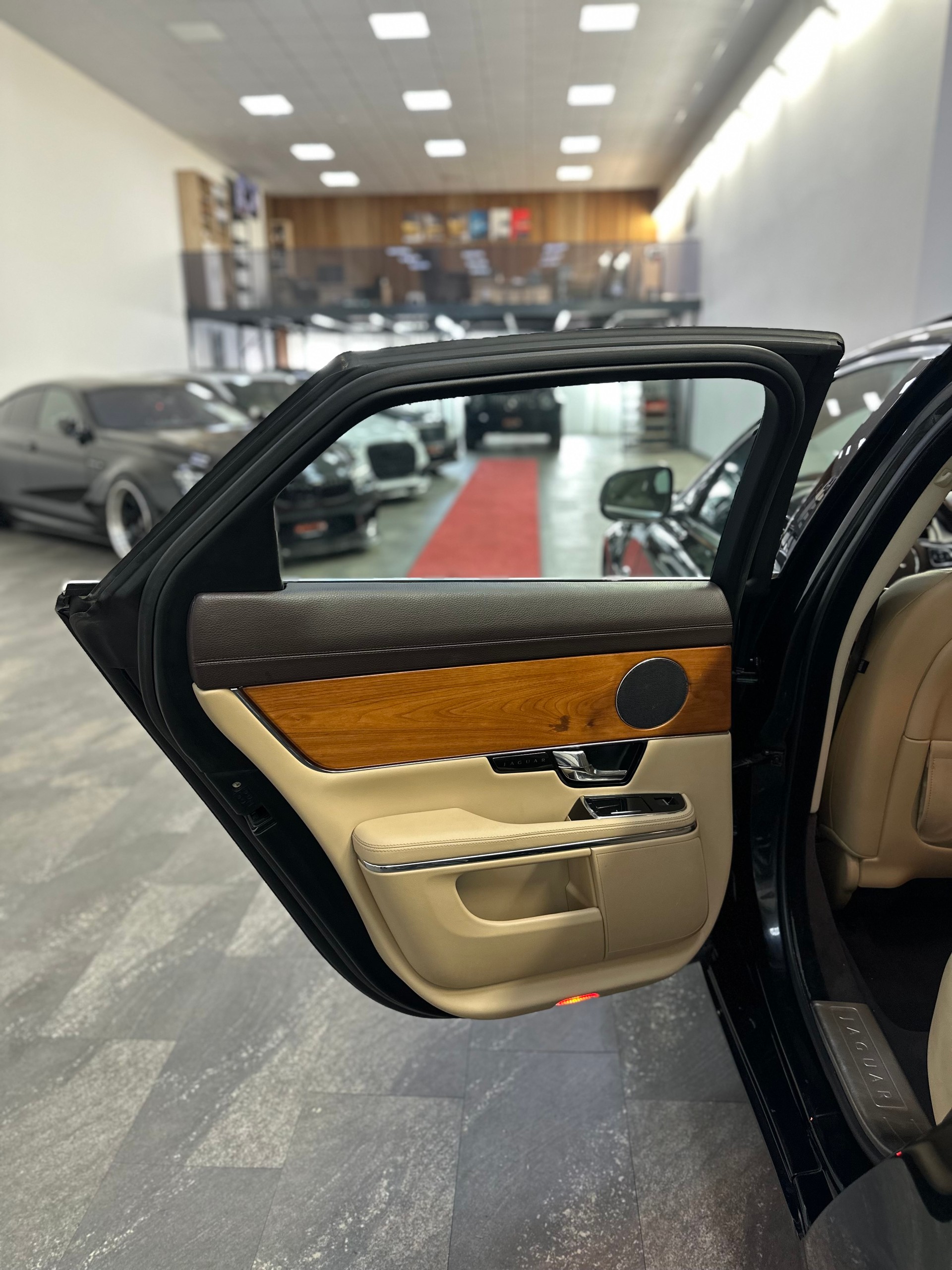 JAGUAR XJ 3.0d V6 Premium Luxury Automatic-image-19