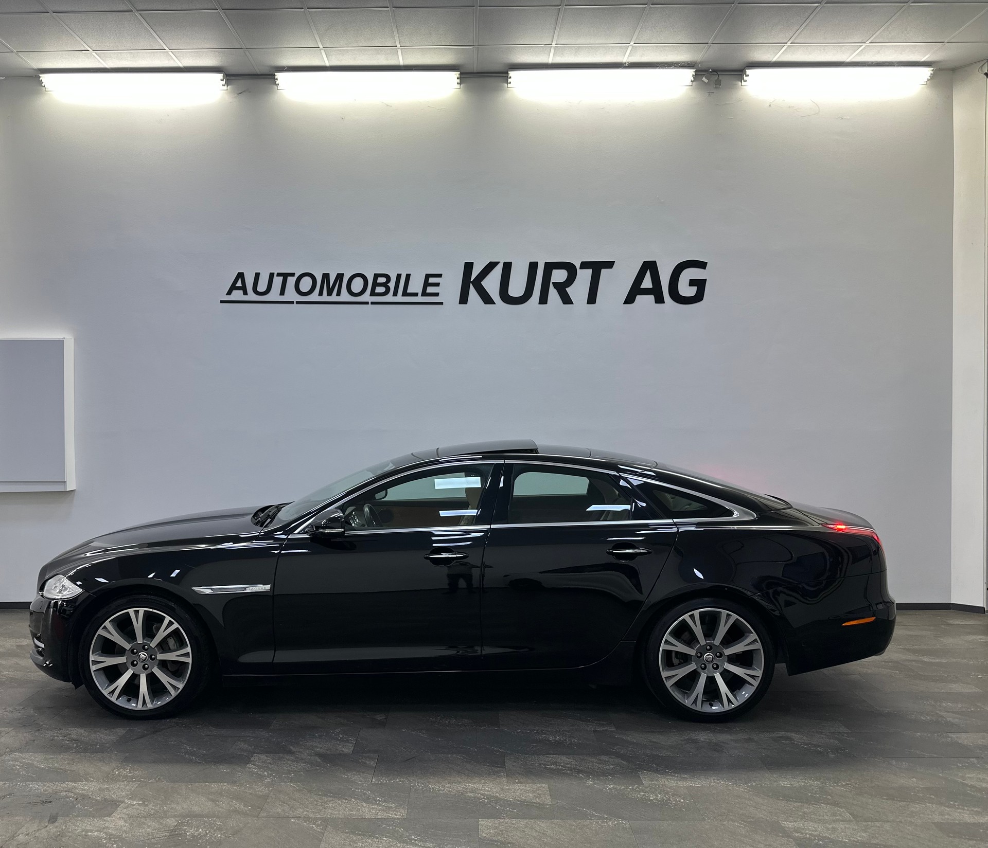 JAGUAR XJ 3.0d V6 Premium Luxury Automatic-showroom-element-2