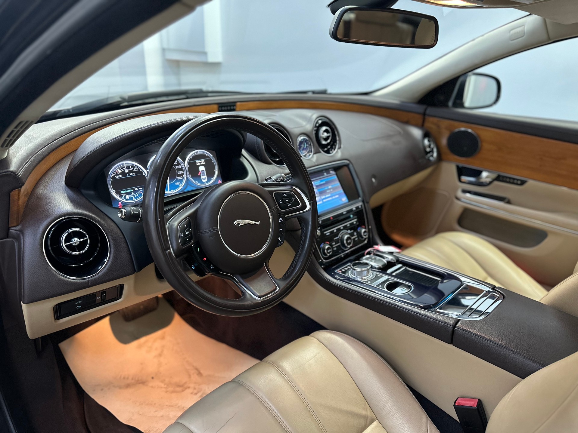 JAGUAR XJ 3.0d V6 Premium Luxury Automatic-image-10