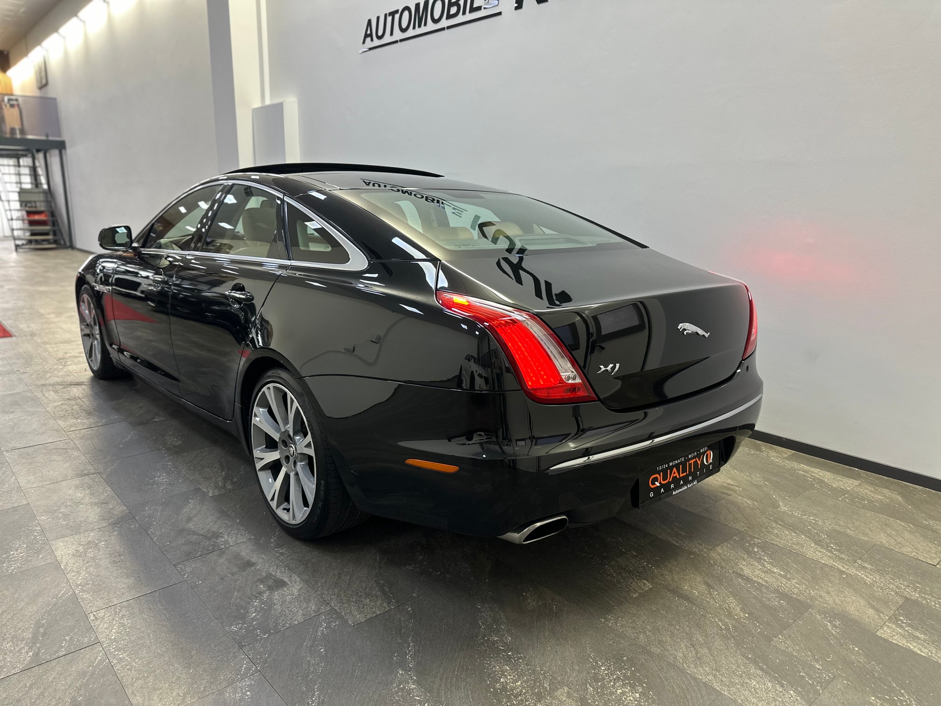JAGUAR XJ 3.0d V6 Premium Luxury Automatic-showroom-element-3