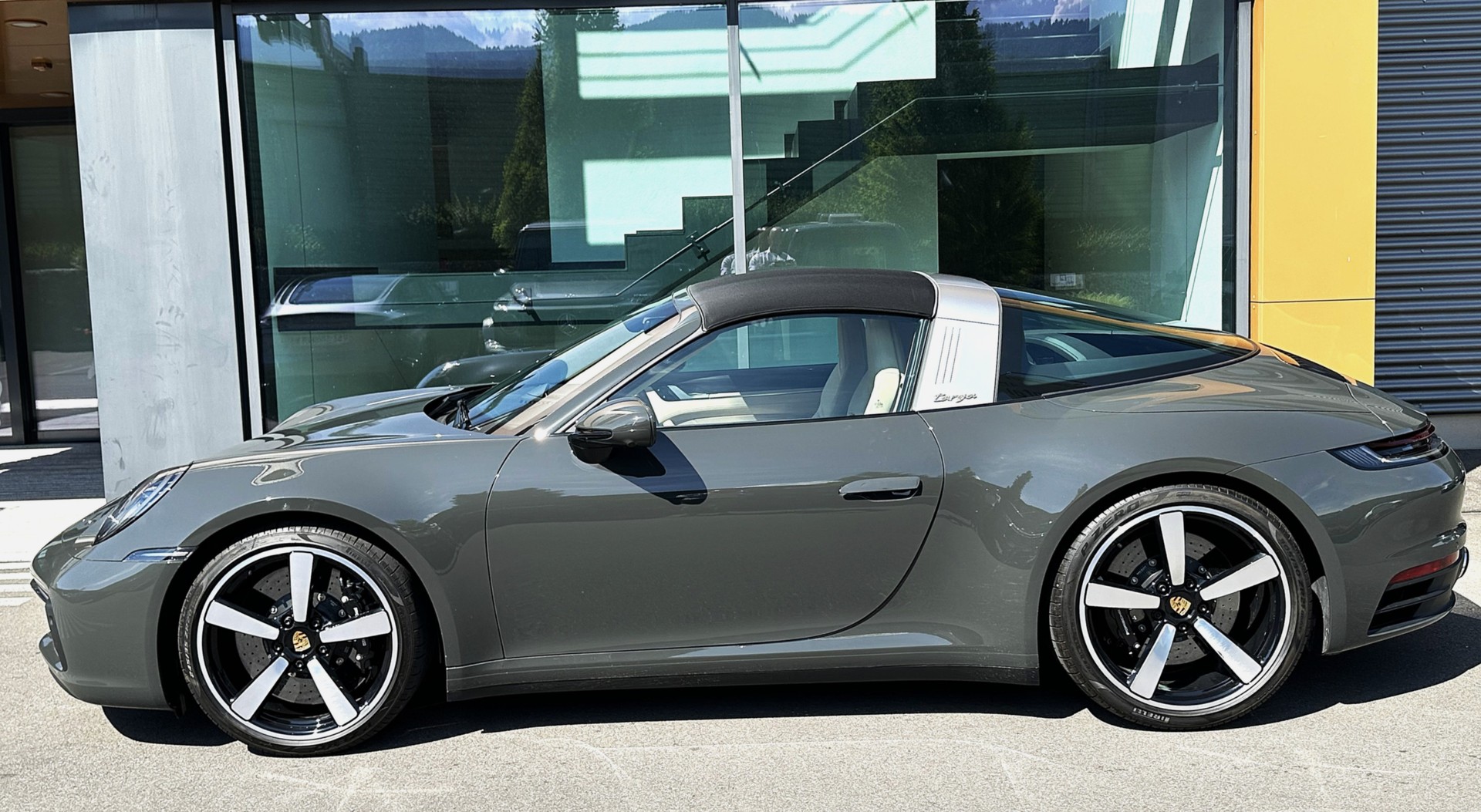 PORSCHE 911 Targa 3.0 Carrera 4S Heritage Design Edition-image-18