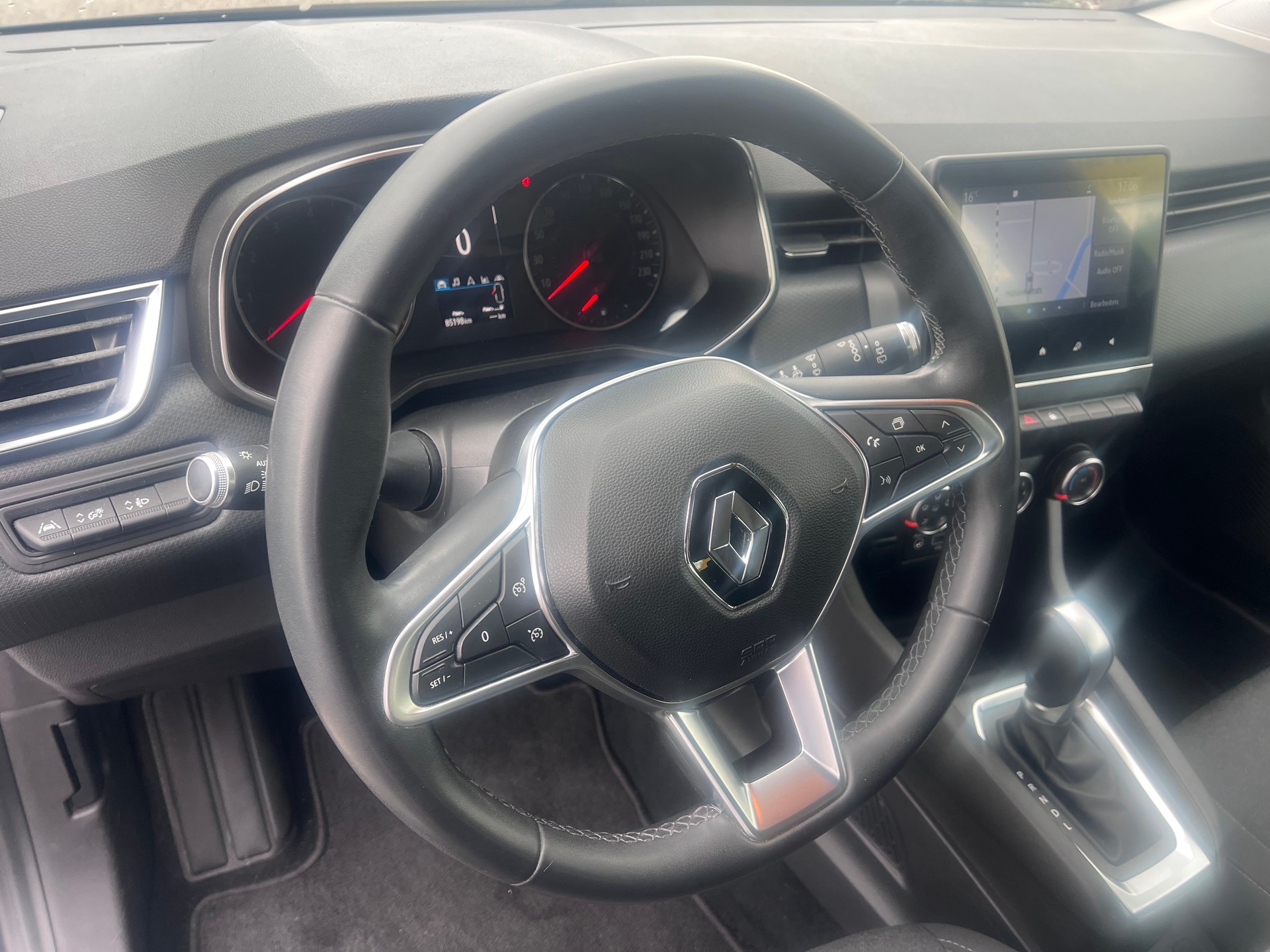 RENAULT Clio 1.0 Zen CVT-image-12