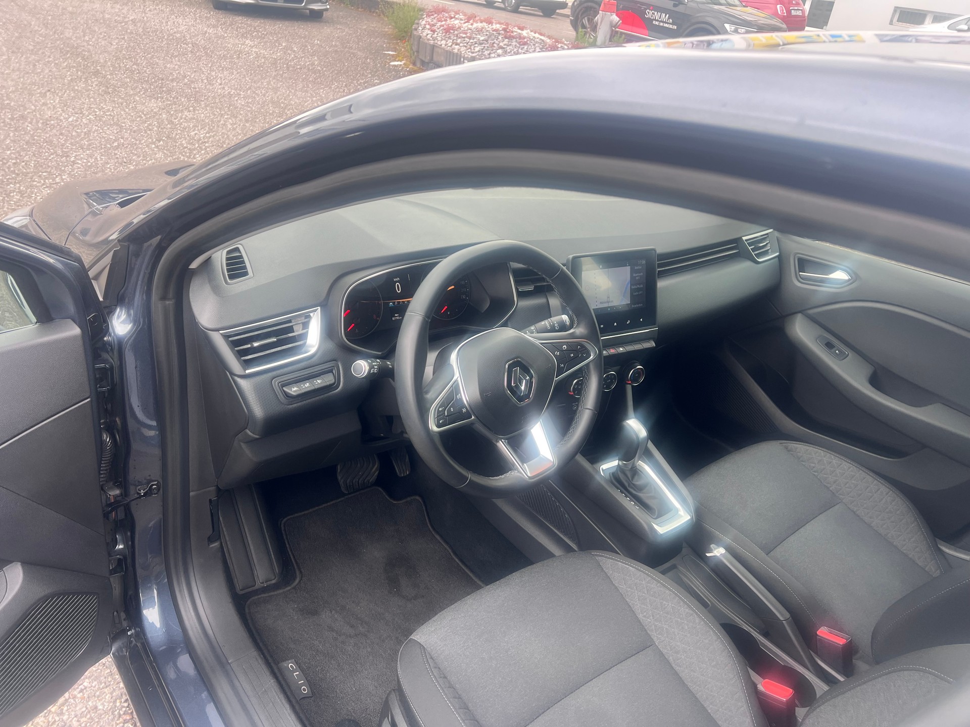 RENAULT Clio 1.0 Zen CVT-image-9