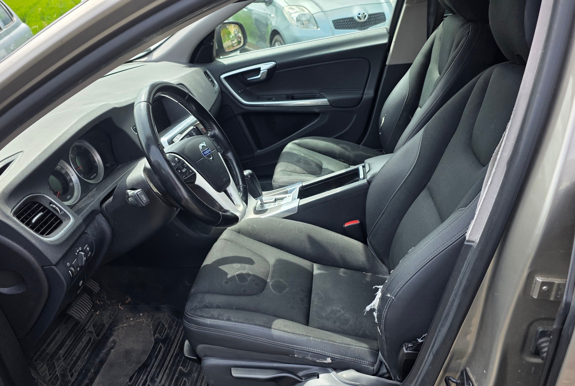 VOLVO V60 D3 Momentum Geartronic-image-5