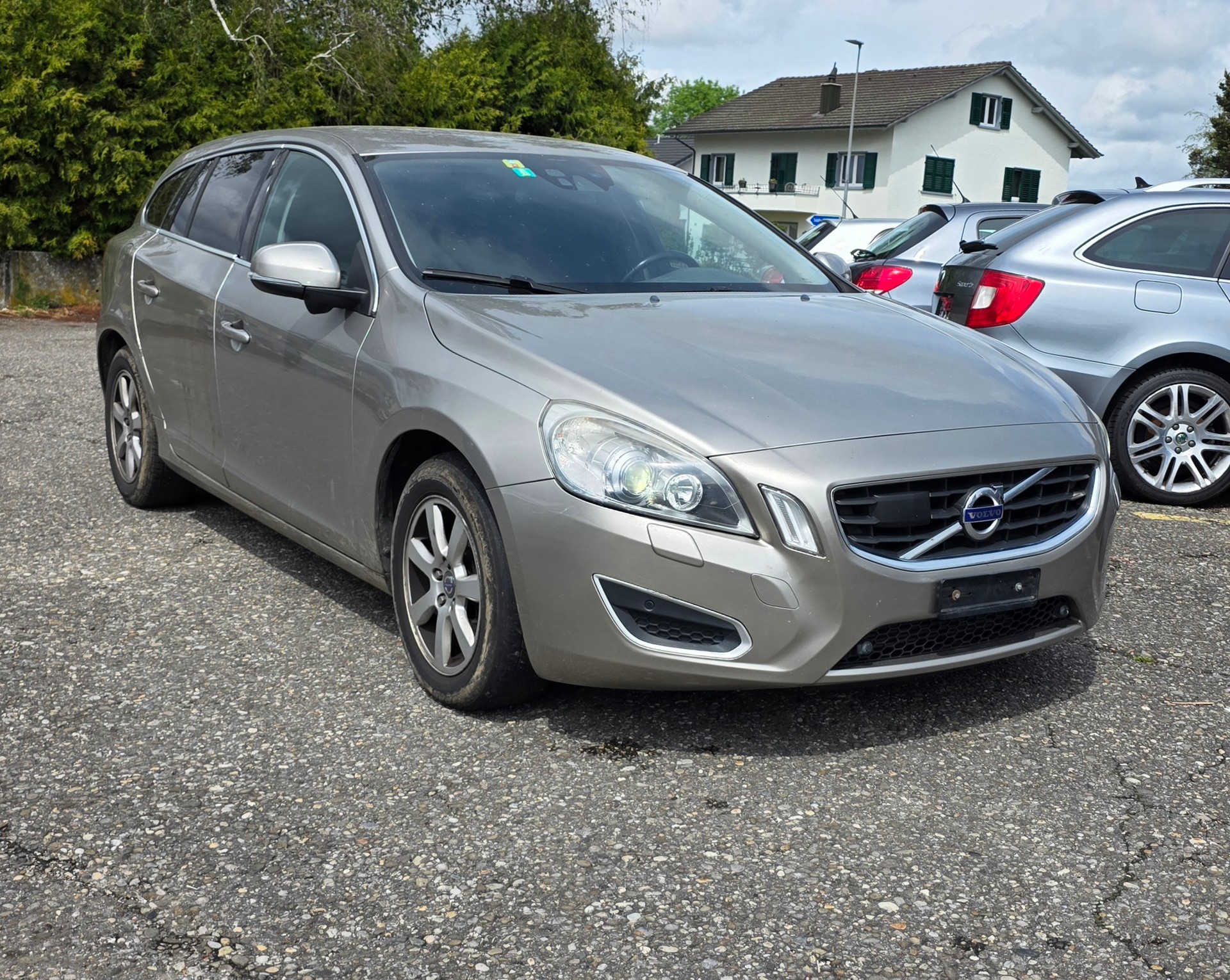 VOLVO V60 D3 Momentum Geartronic-image-1