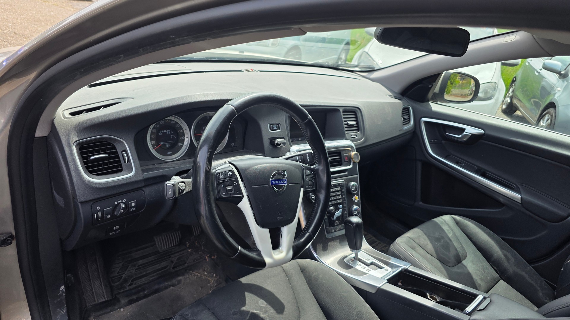 VOLVO V60 D3 Momentum Geartronic-image-4