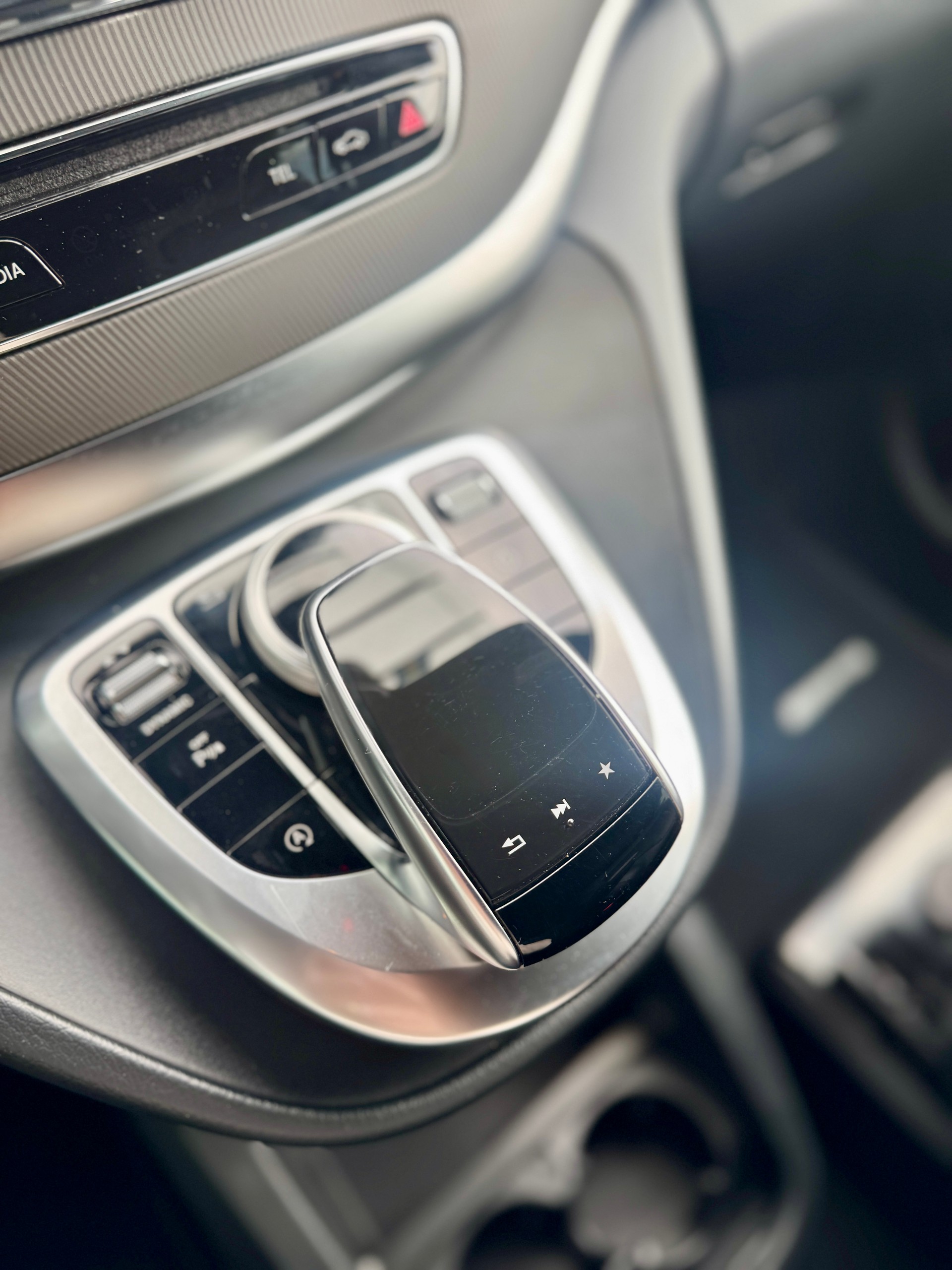 MERCEDES-BENZ V 250 d Avantgarde AMG-Line kompakt 7G-Tronic-image-18