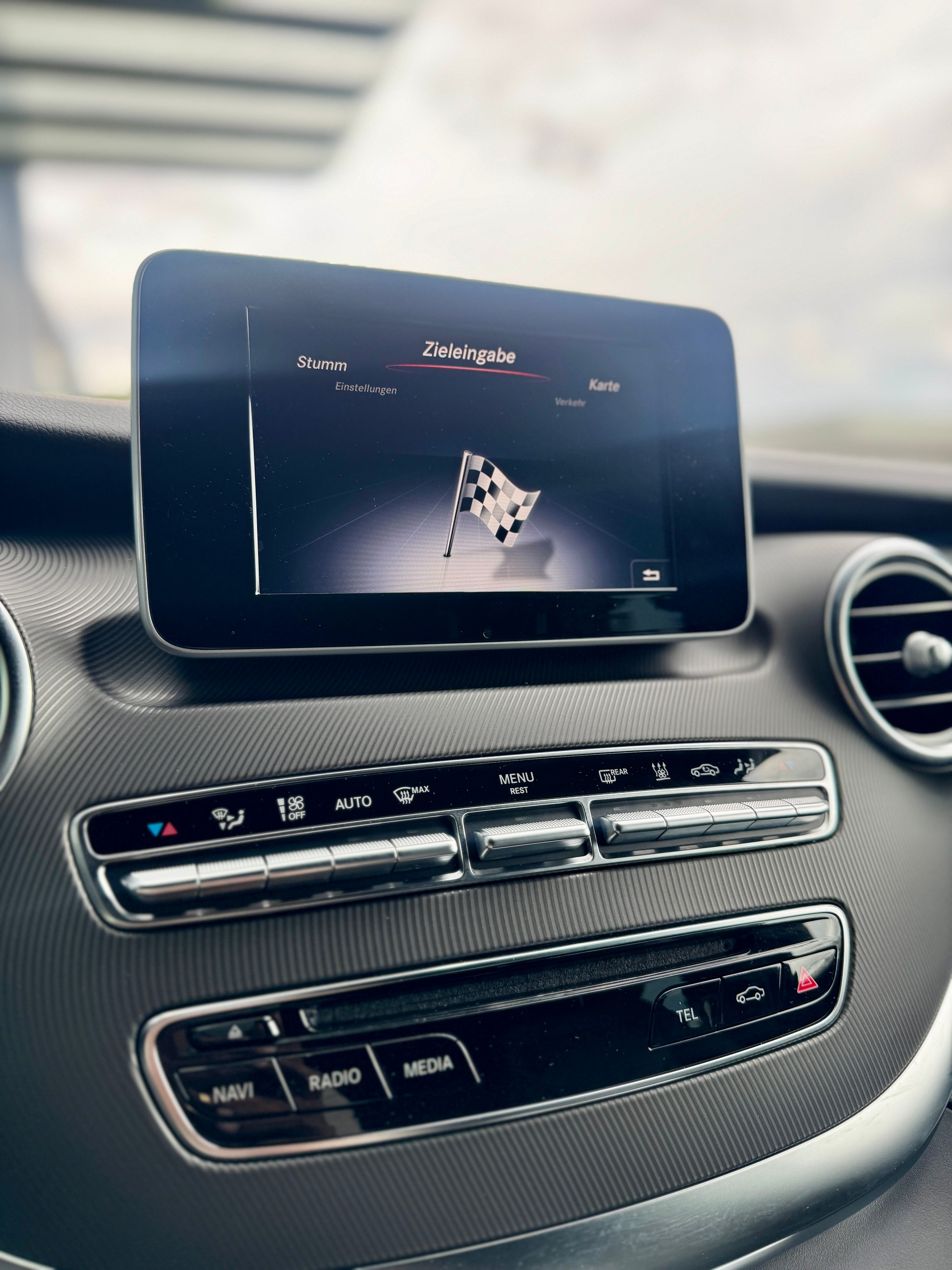 MERCEDES-BENZ V 250 d Avantgarde AMG-Line kompakt 7G-Tronic-image-17