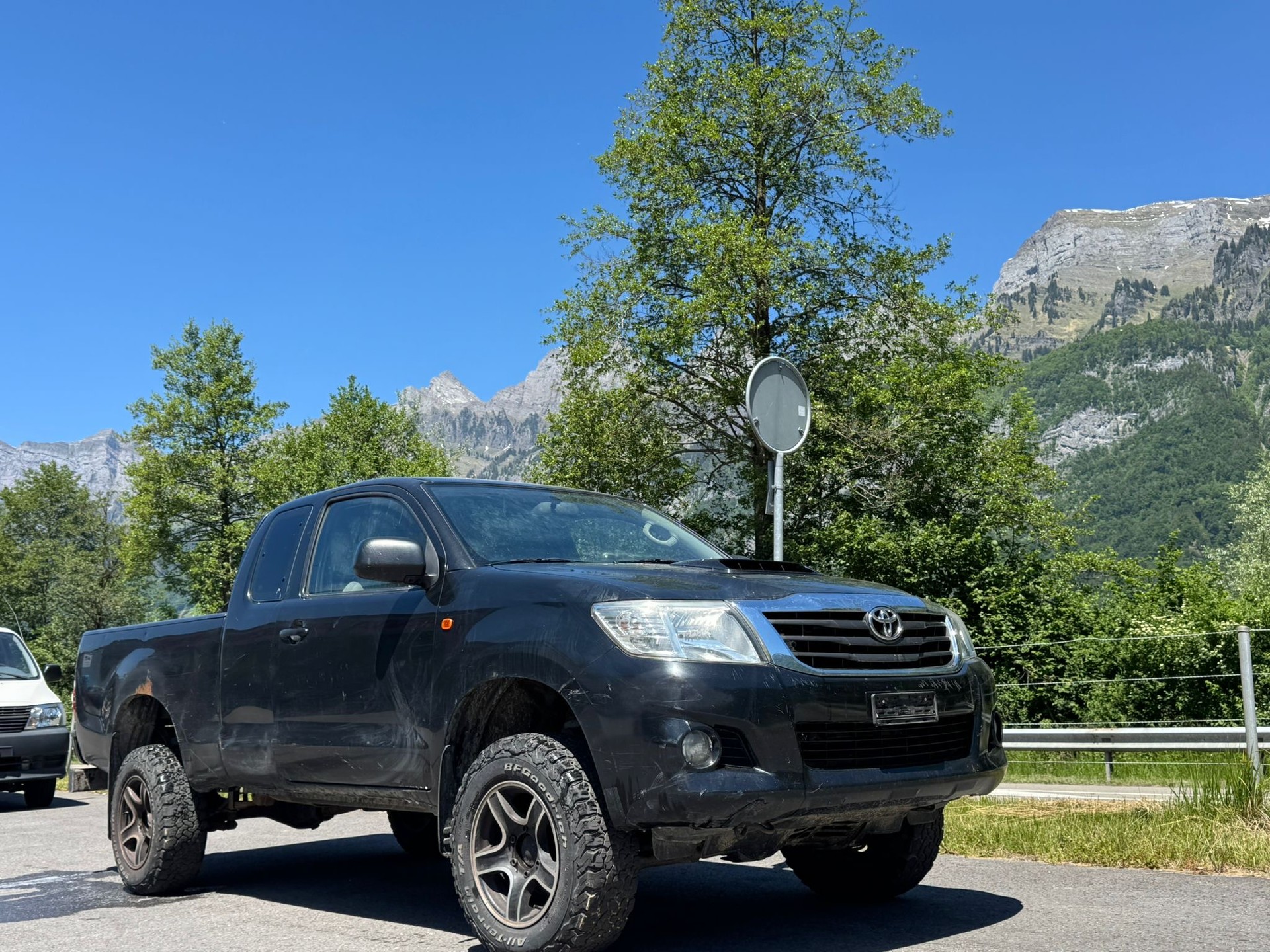 TOYOTA Hilux 2.5D 4WD Extra Cab Luna-image-1