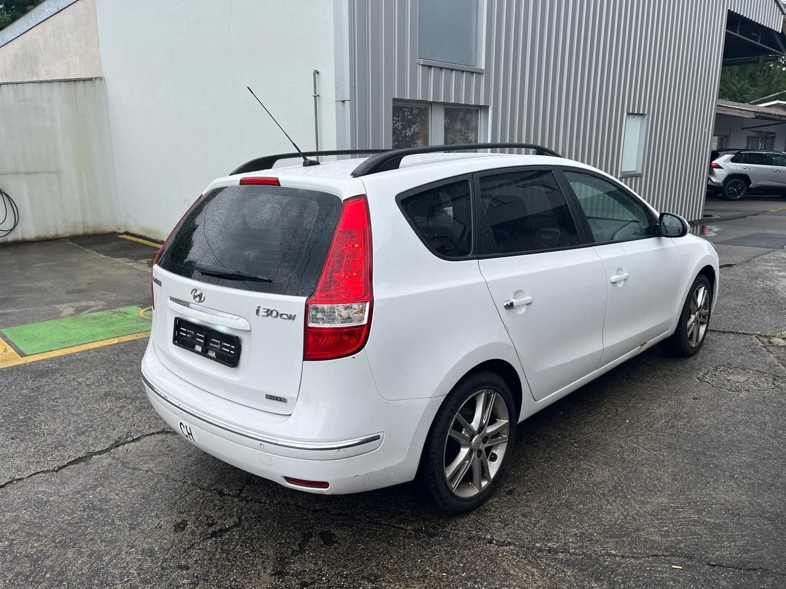 HYUNDAI i30 Wagon 2.0 Premium Automatic-image-3