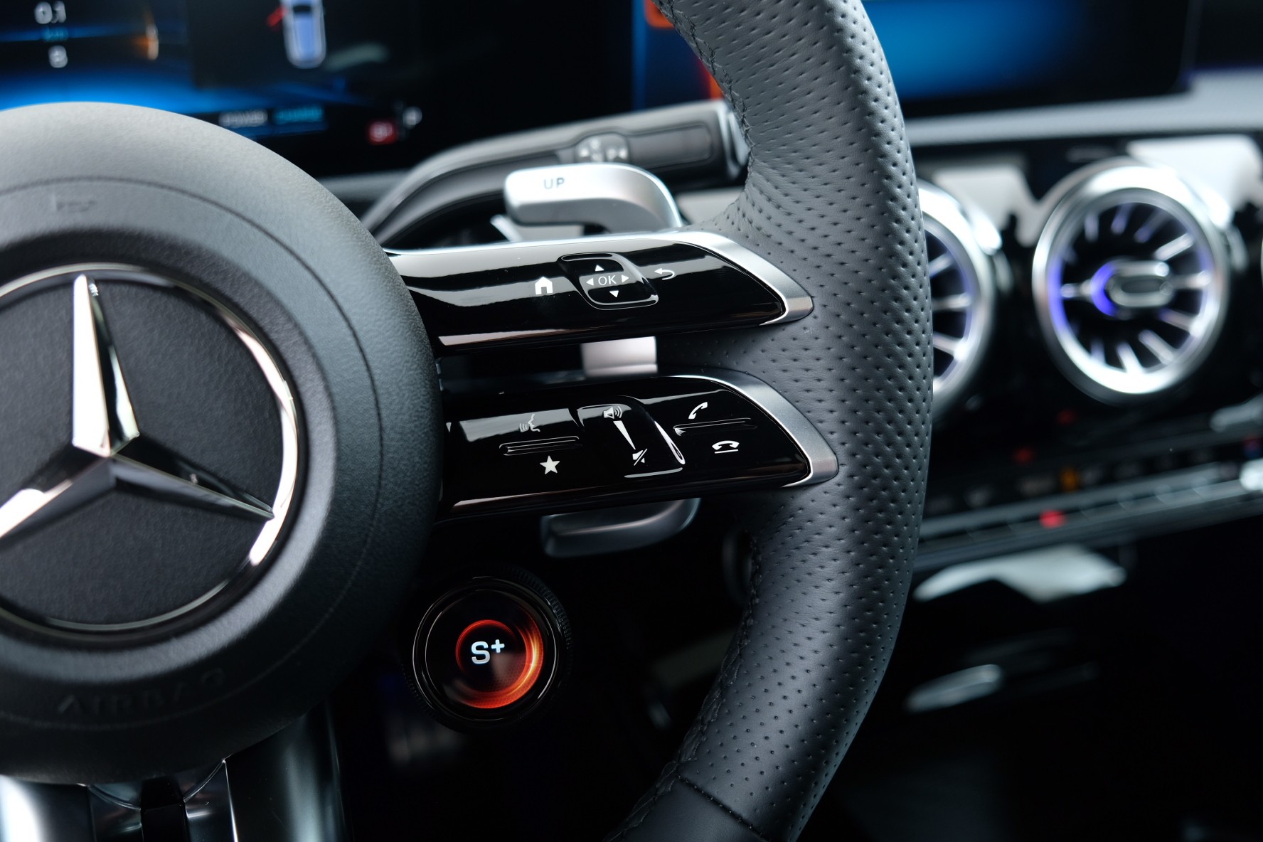 MERCEDES-BENZ A 35 AMG 4Matic Speedshift-image-12