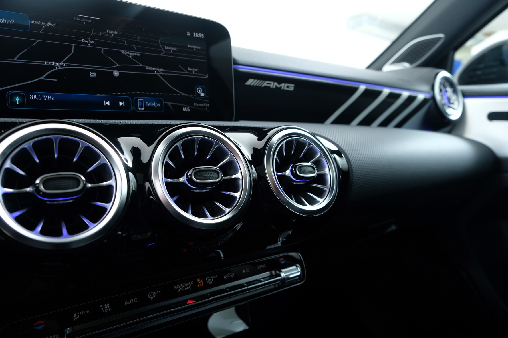 MERCEDES-BENZ A 35 AMG 4Matic Speedshift-image-10