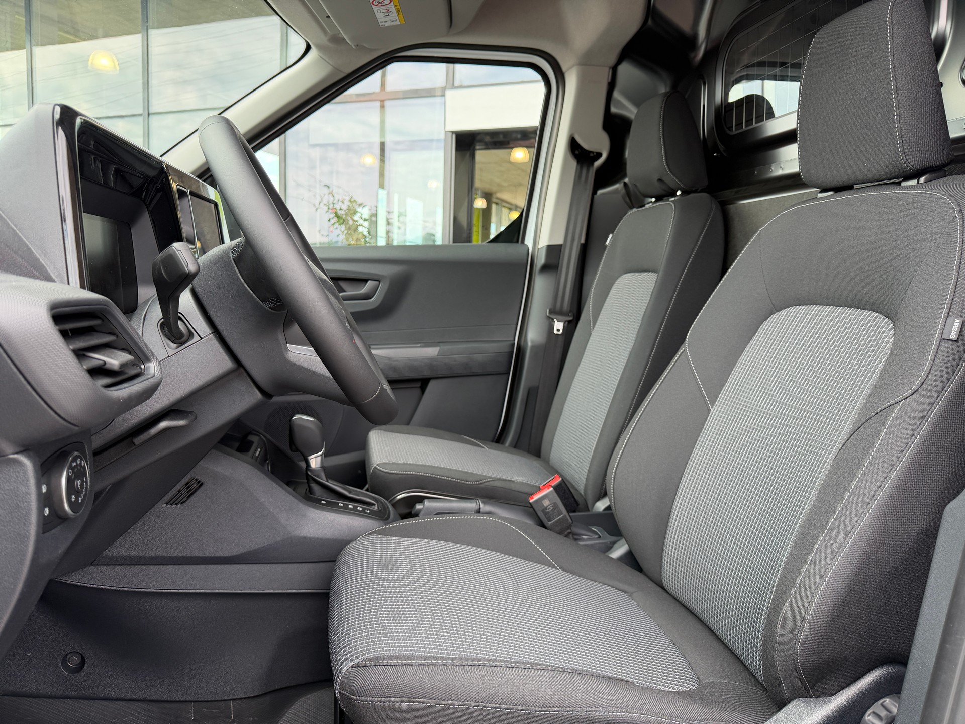 FORD Transit Courier Van 1.0 EcoBoost Trend Automat-image-9