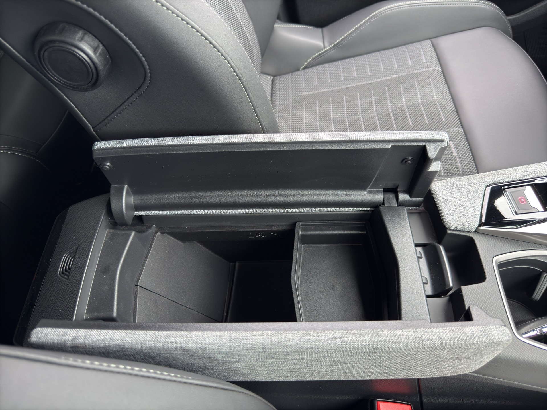 PEUGEOT 5008 1.2 Hybrid e-DCS6 GT 7 Plätzer-image-39