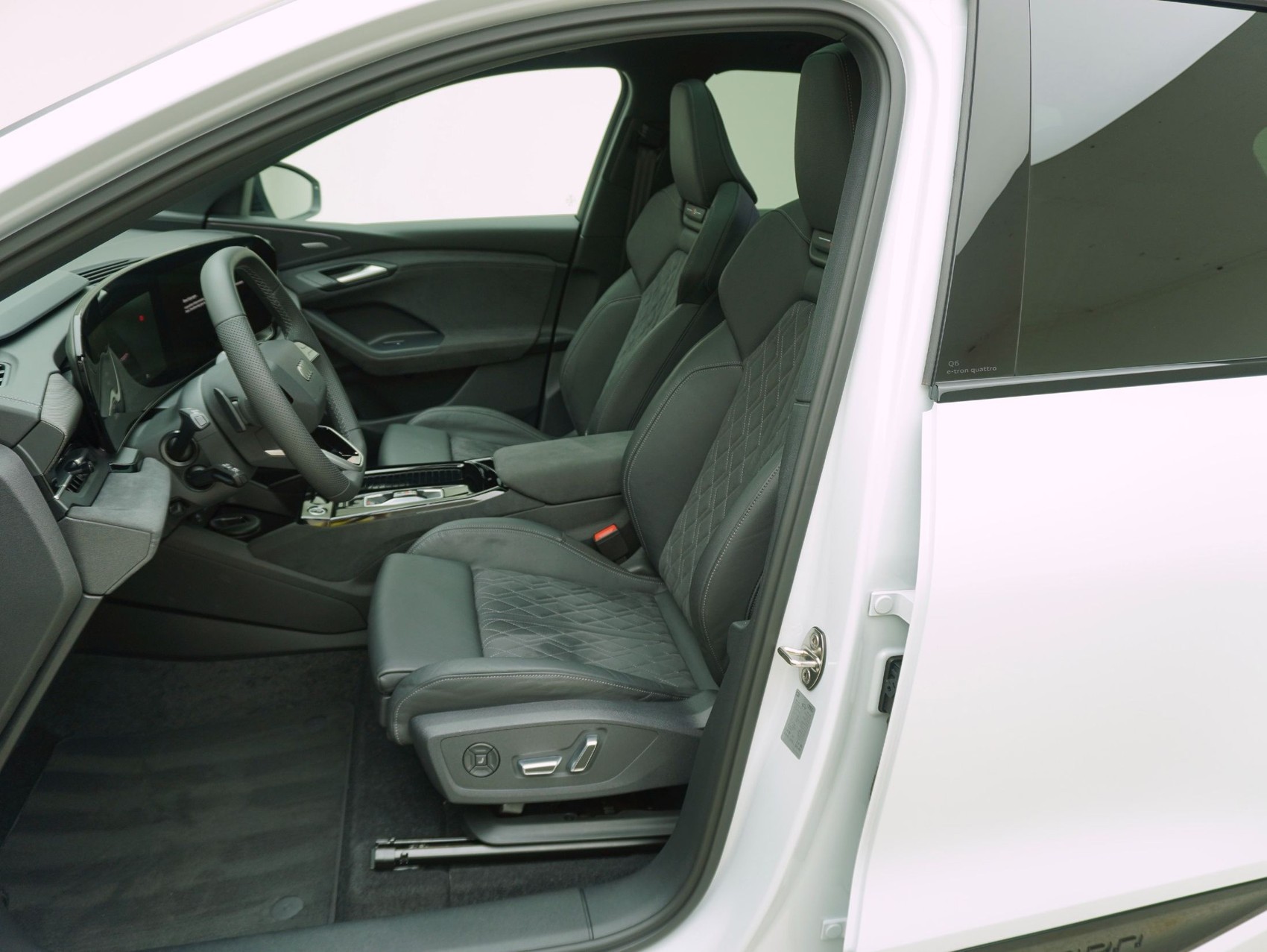 AUDI Q6 e-tron S line quattro **Audi Werksgarantie bis 03/2031**-image-9