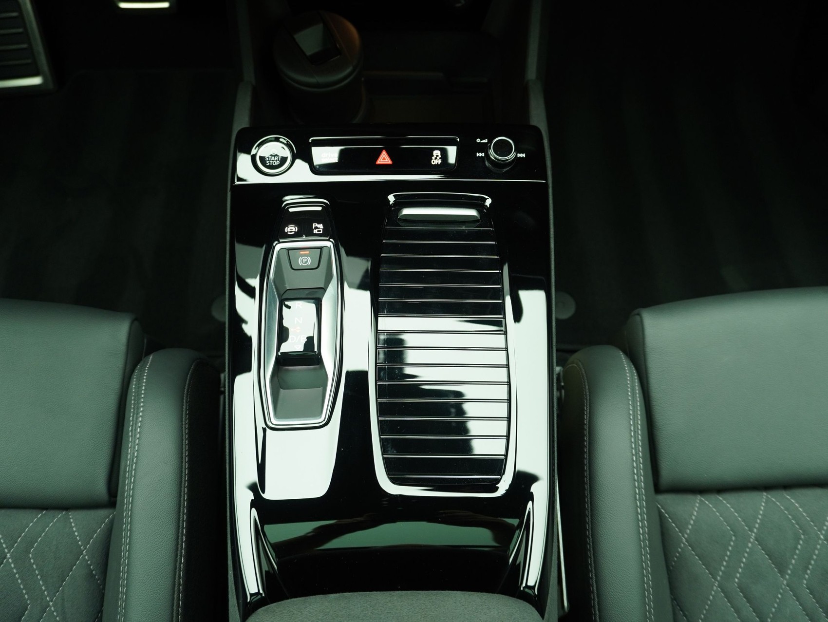 AUDI Q6 e-tron S line quattro **Audi Werksgarantie bis 03/2031**-image-16