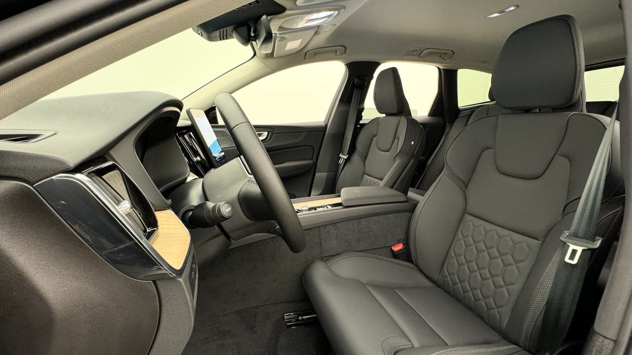 VOLVO XC60 T6 eAWD PluginHybrid Plus Dark Geartronic-image-4