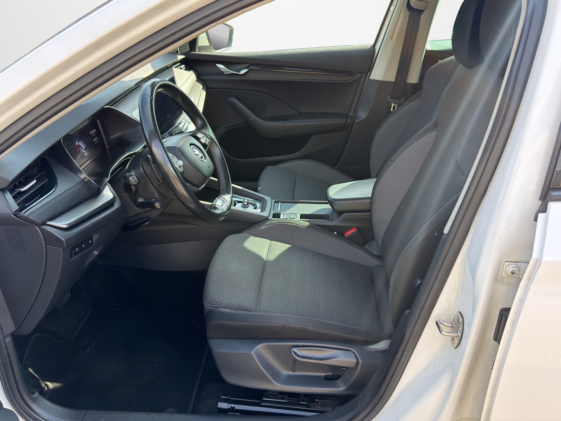 SKODA Octavia Combi 2.0 TDI DSG Ambition 4x4-image-8