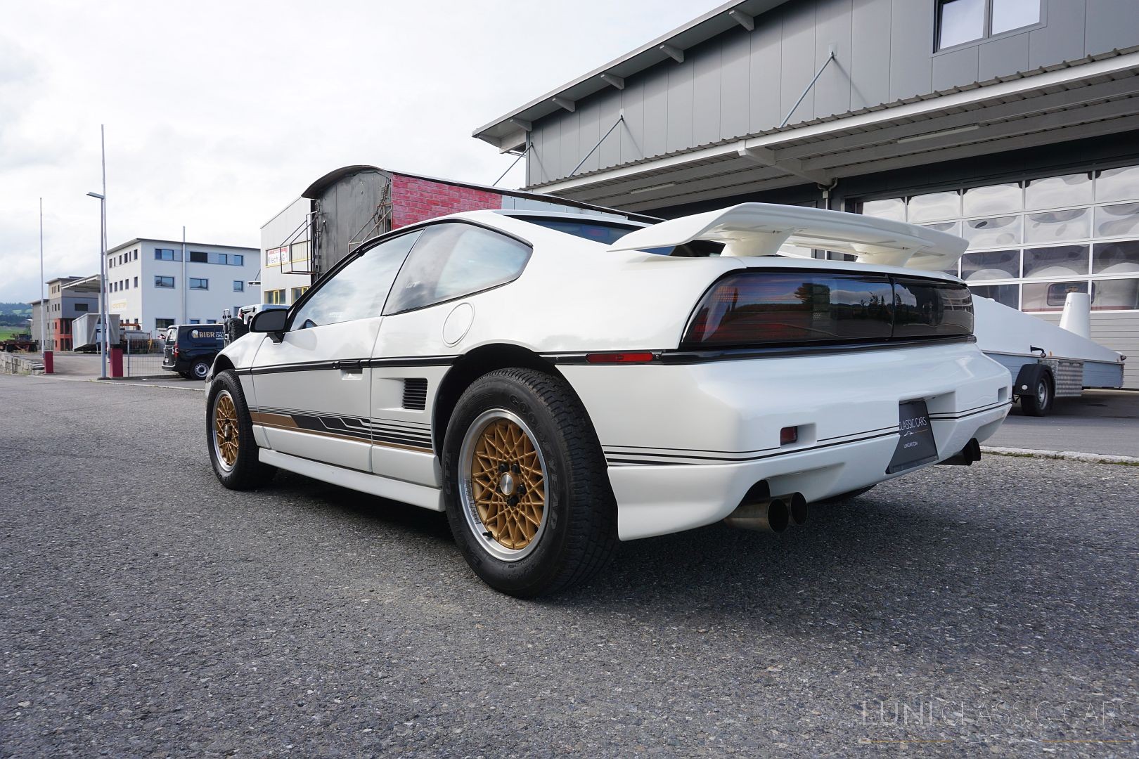 PONTIAC Fiero GT-showroom-element-3