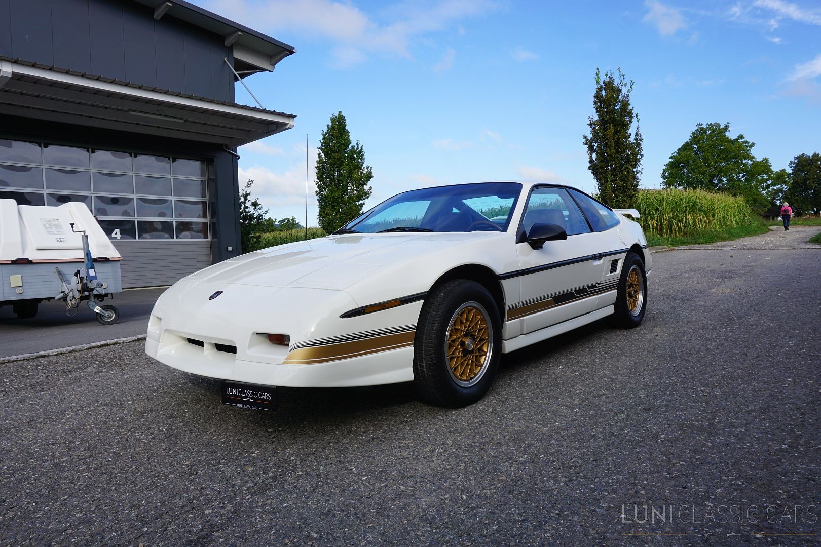 PONTIAC Fiero GT-showroom-element-1