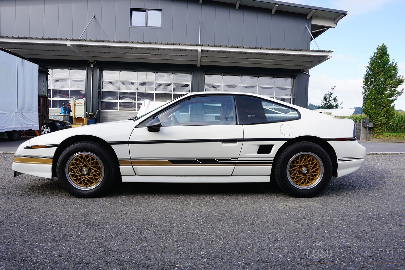 PONTIAC Fiero GT-showroom-element-2
