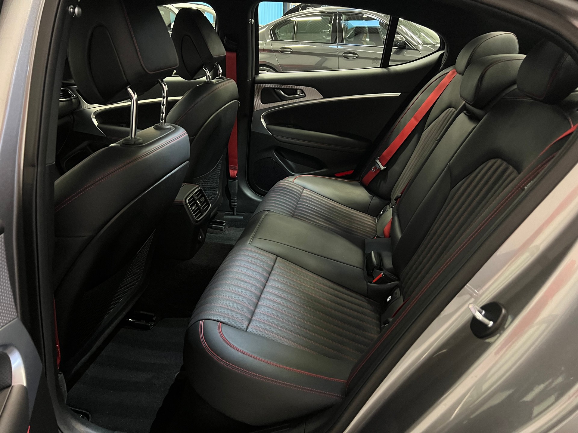 GENESIS G70 2.0 TGDI Sport AT8 AWD-image-23