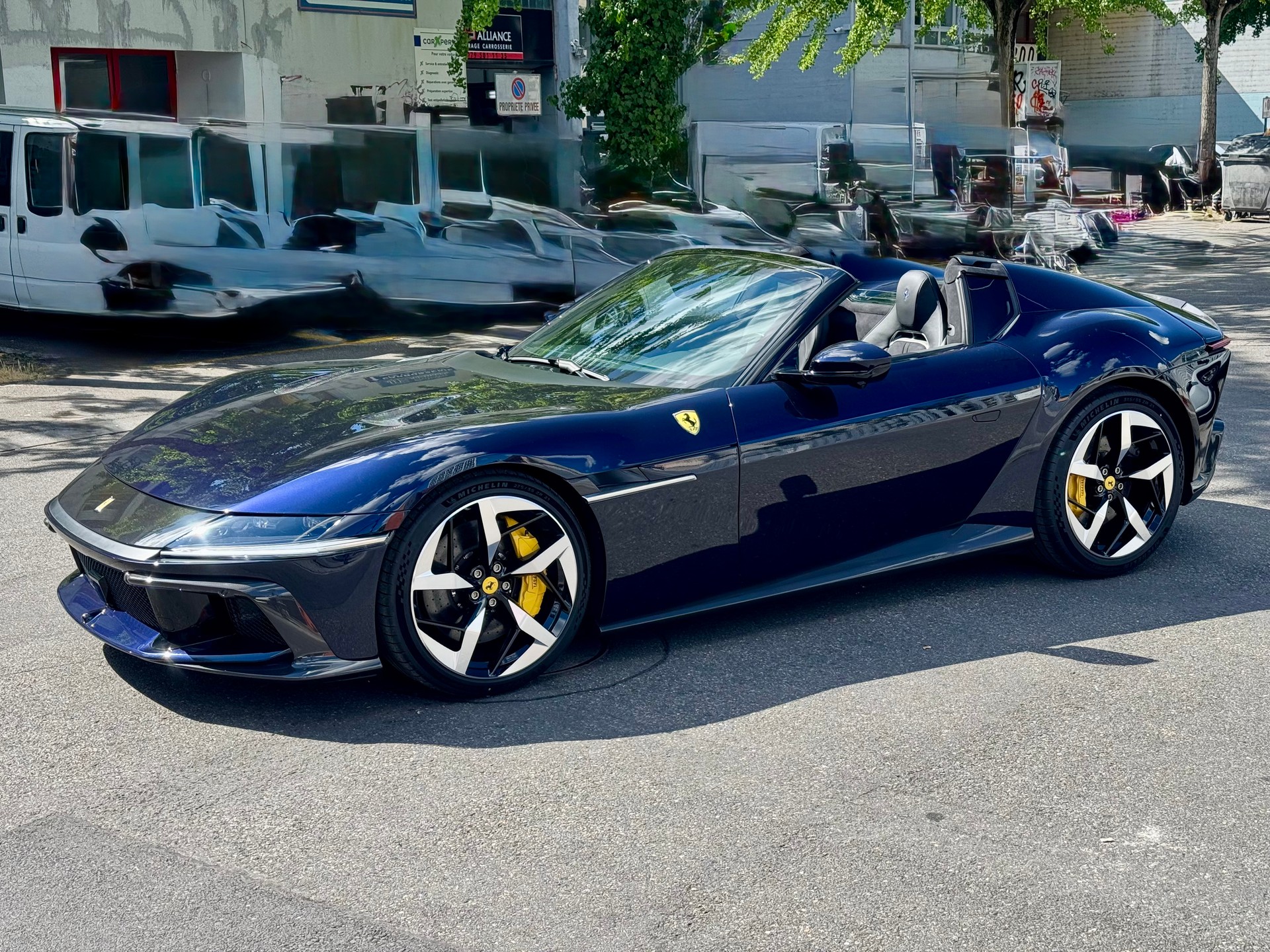 FERRARI 12 Cilindri-showroom-element-3