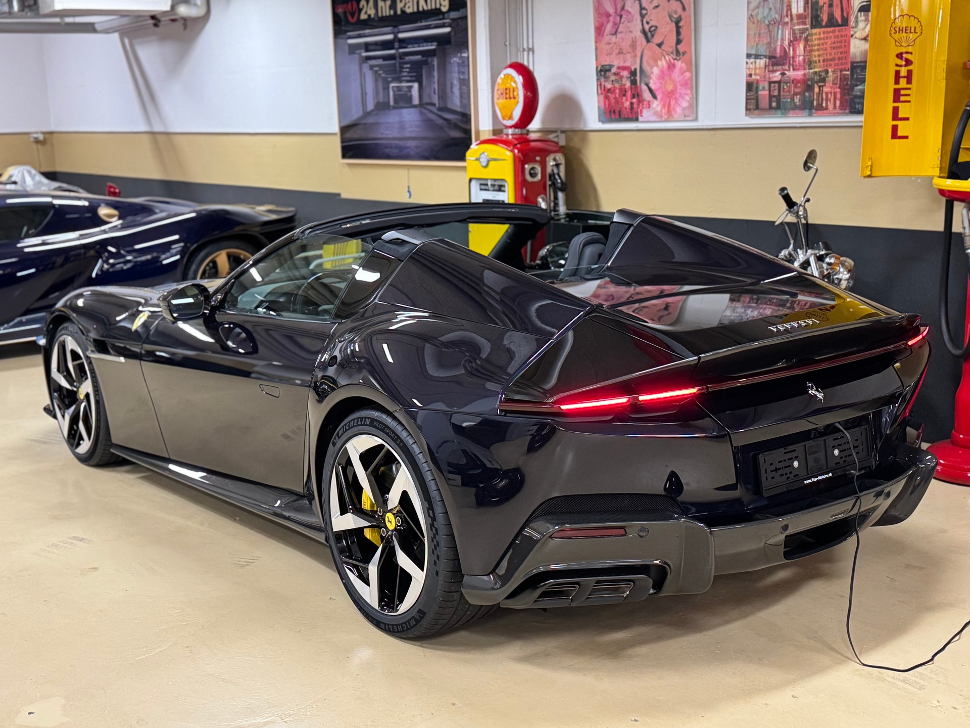FERRARI 12 Cilindri-showroom-element-2
