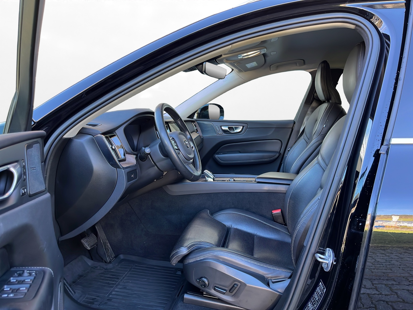 VOLVO XC60 B4 Diesel Mild Hybrid AWD Plus Bright Geartronic-image-8