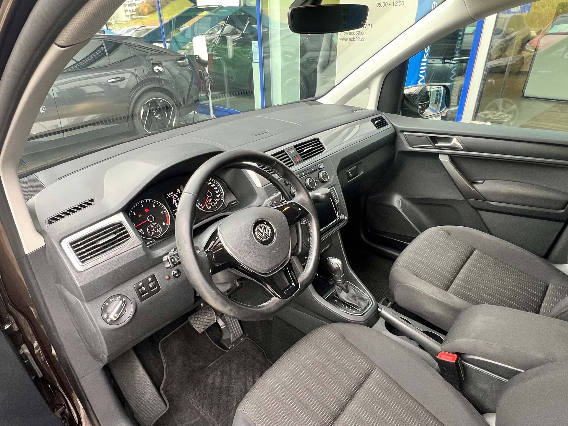 VW Caddy Maxi 2.0 TDI Behindertenumbau-image-5