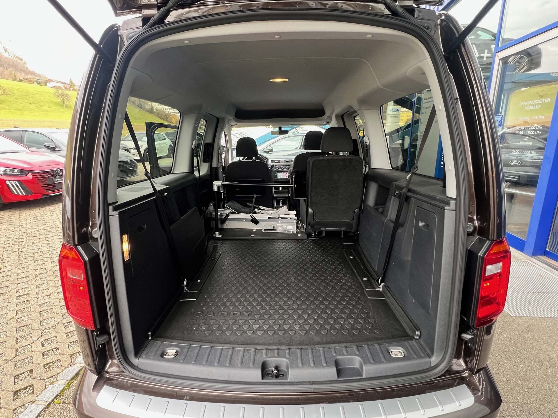 VW Caddy Maxi 2.0 TDI Behindertenumbau-image-14