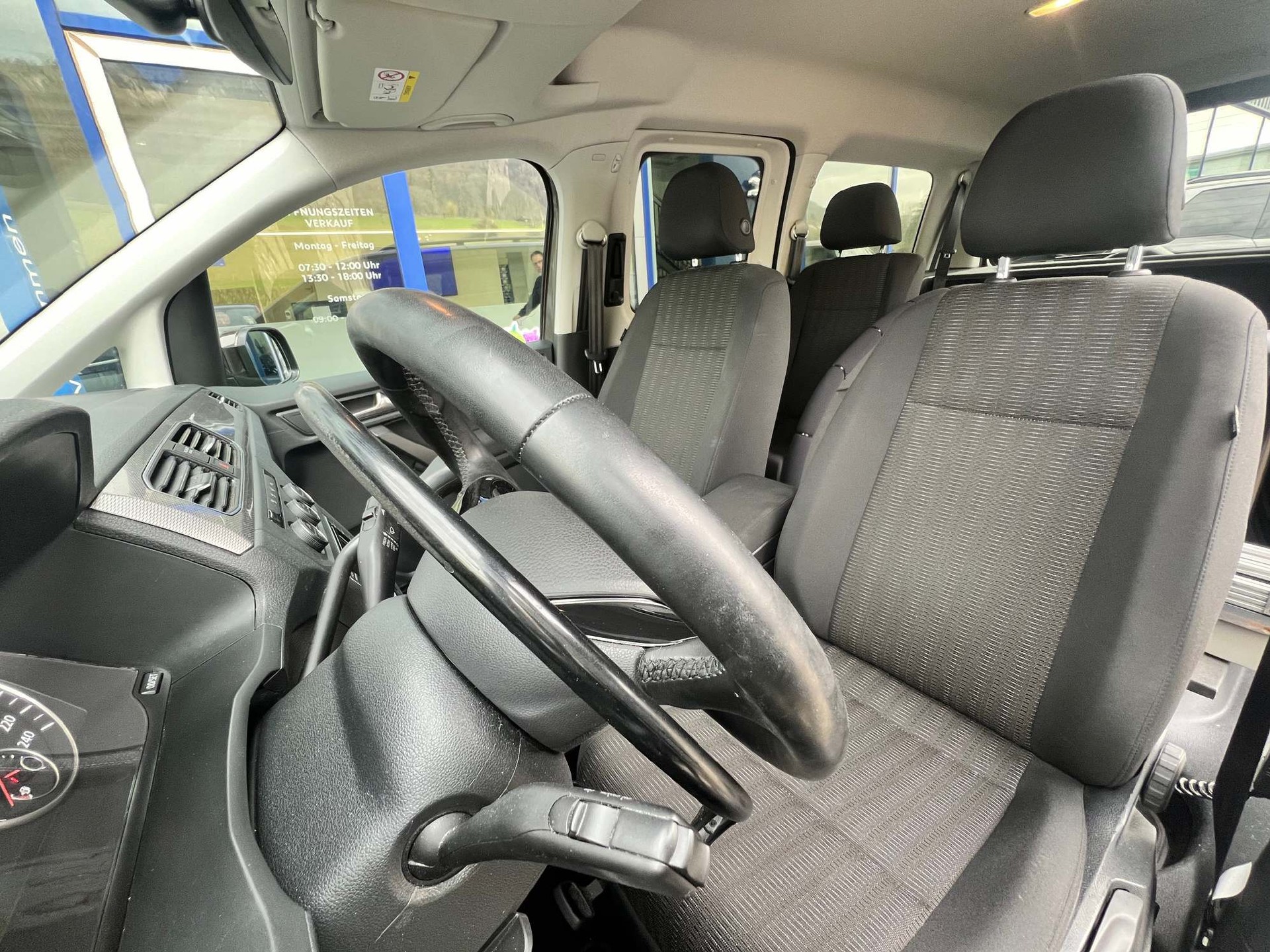 VW Caddy Maxi 2.0 TDI Behindertenumbau-image-11