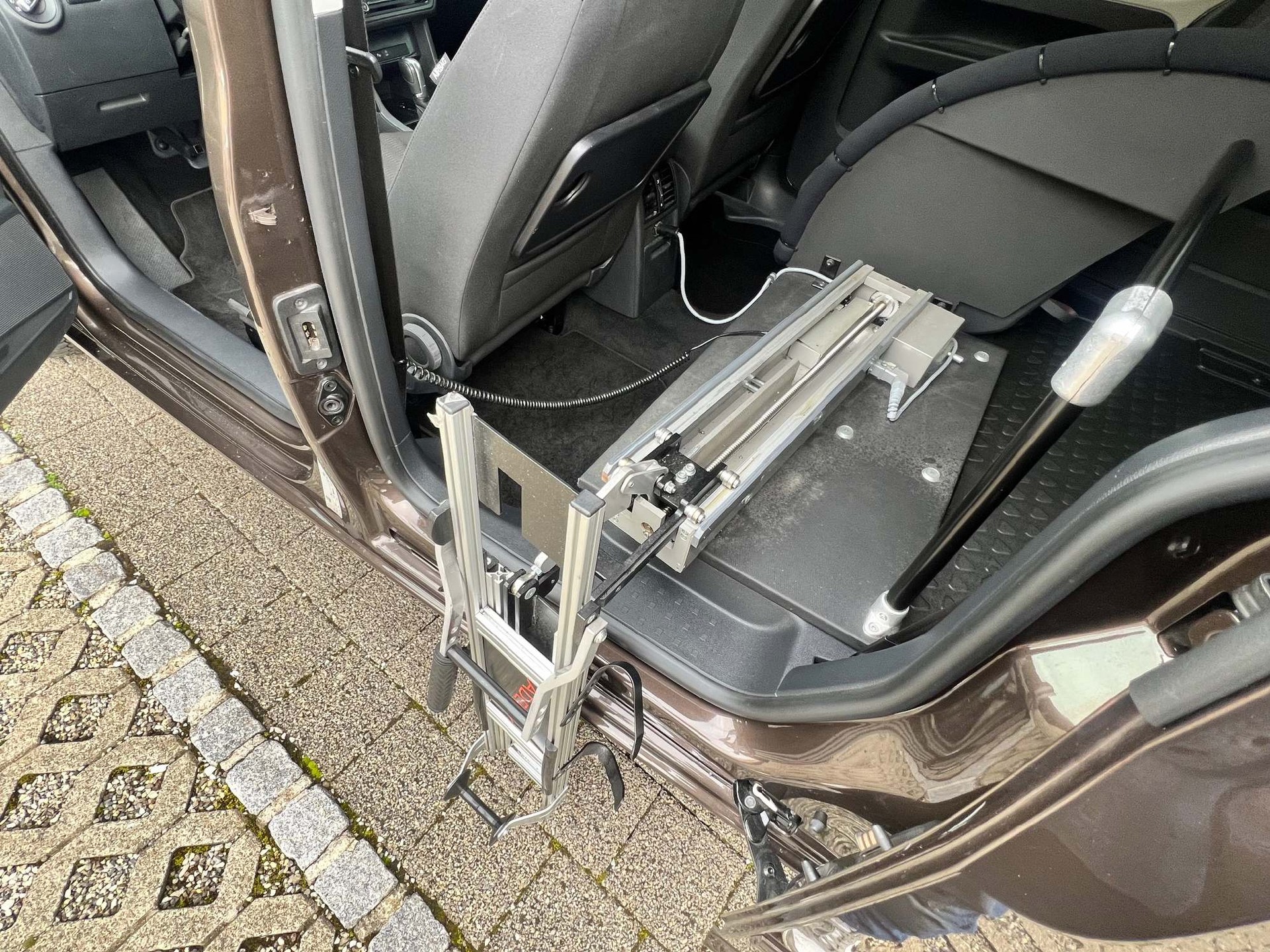 VW Caddy Maxi 2.0 TDI Behindertenumbau-image-8