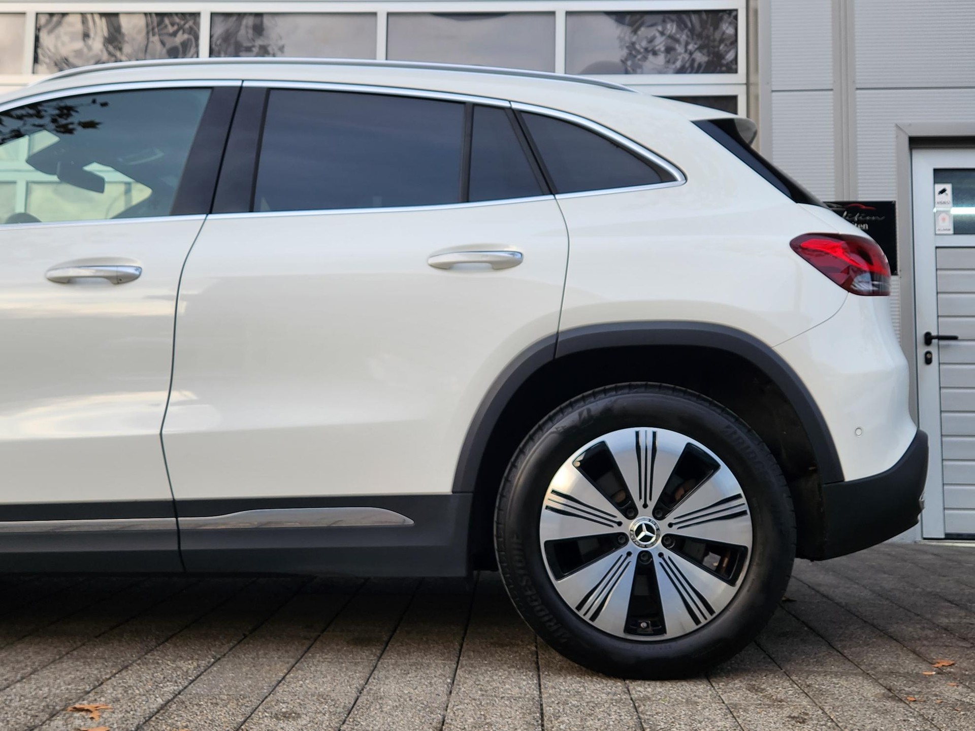 MERCEDES-BENZ EQA 250 ** BATTERIEZERTIFIKAT - KEYLESS - SITZHEIZUNG - SPURASSISTENT - KAMERA - GARANTIE BIS 7.2029 **-image-5