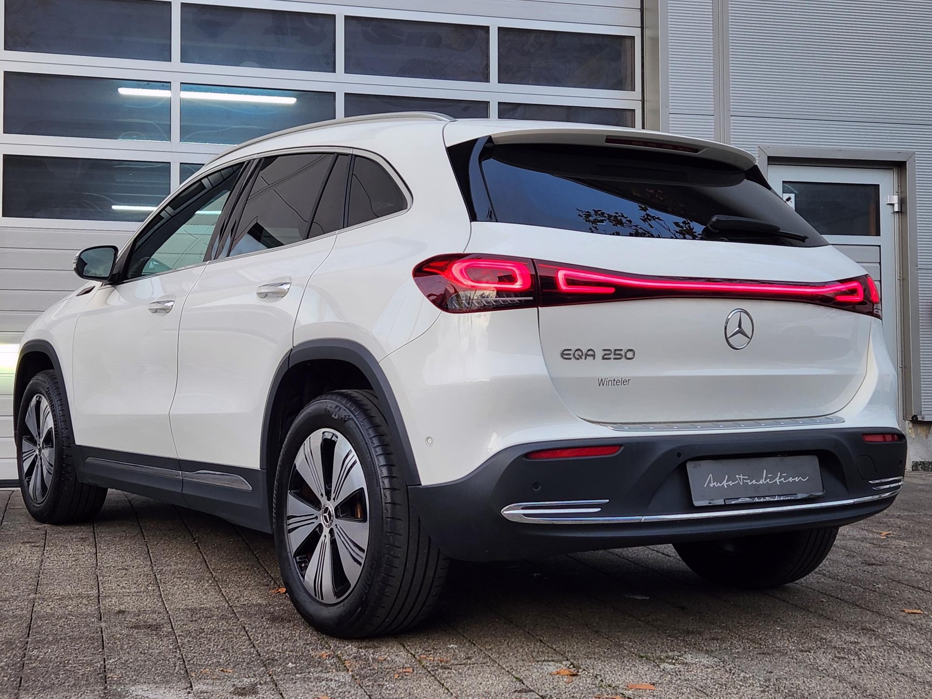 MERCEDES-BENZ EQA 250 ** BATTERIEZERTIFIKAT - KEYLESS - SITZHEIZUNG - SPURASSISTENT - KAMERA - GARANTIE BIS 7.2029 **-showroom-element-2