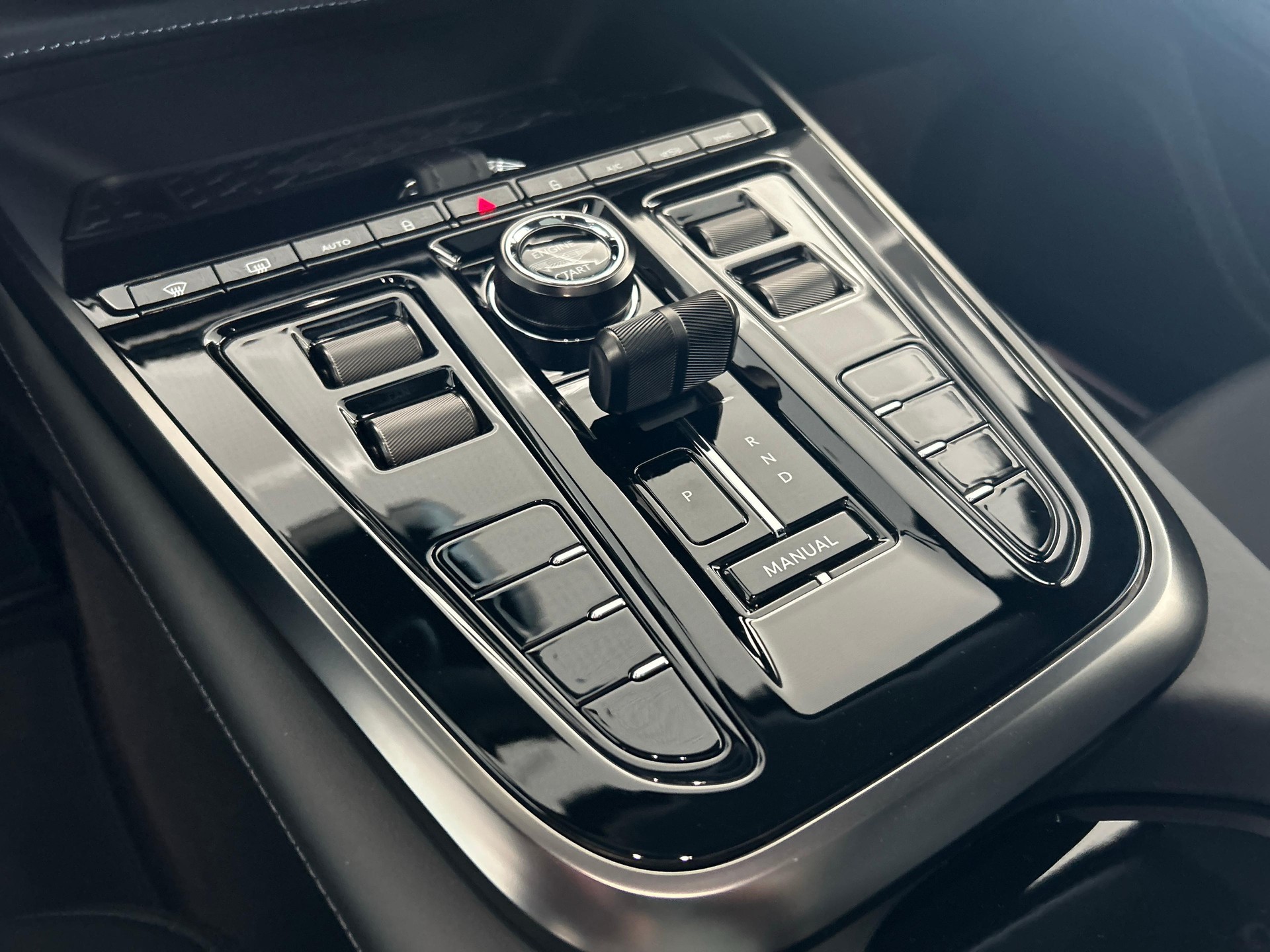 ASTON MARTIN DBX 707 4.0 V8 Bi-Turbo-image-16
