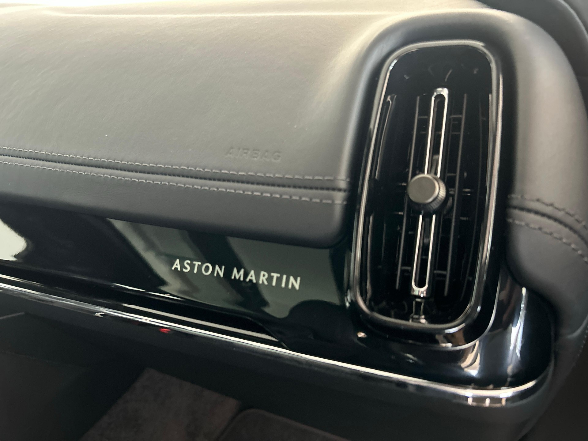 ASTON MARTIN DBX 707 4.0 V8 Bi-Turbo-image-17