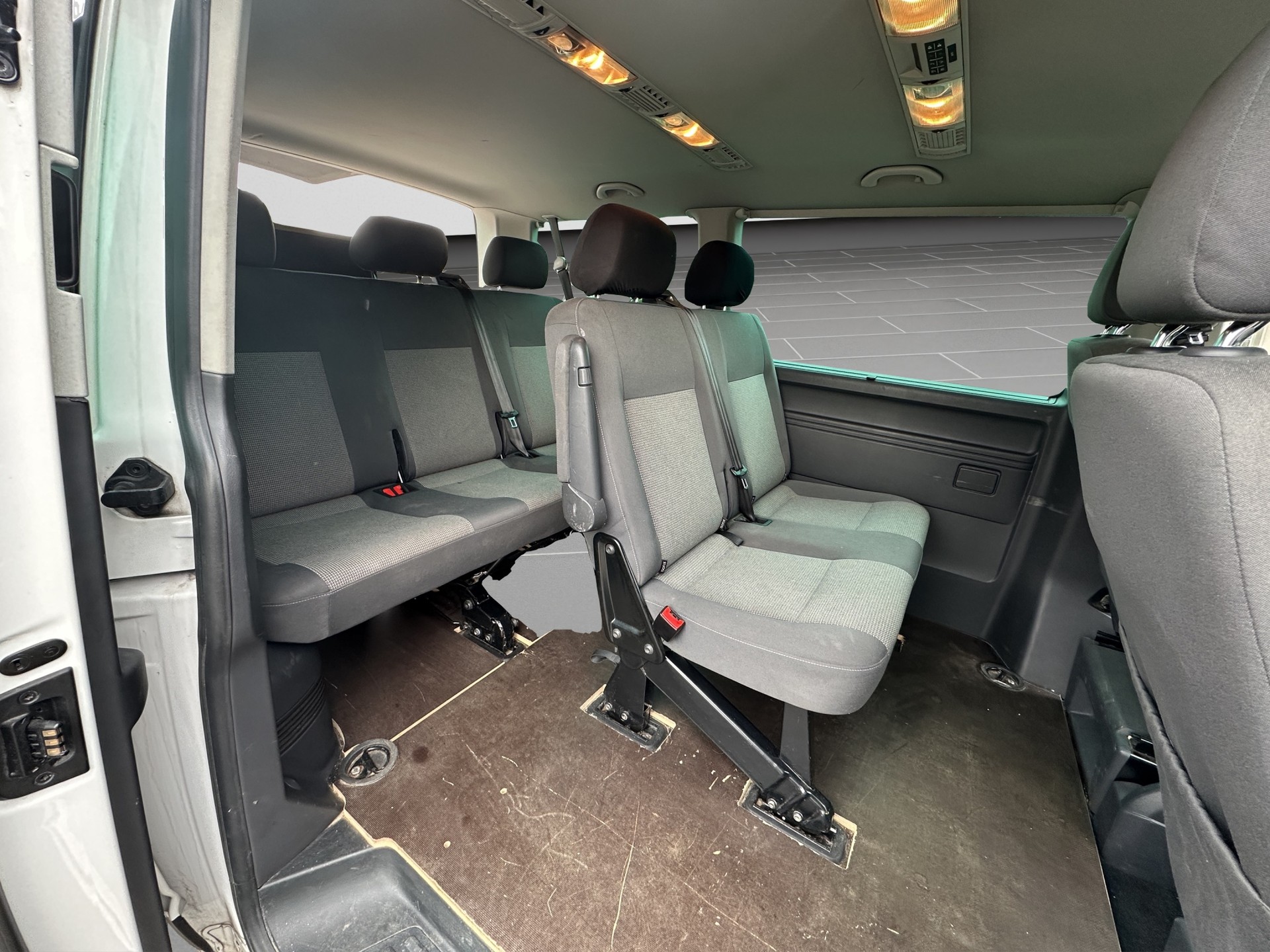 VW T5 Caravelle Trendline 2.0 TDI CR DSG-image-11