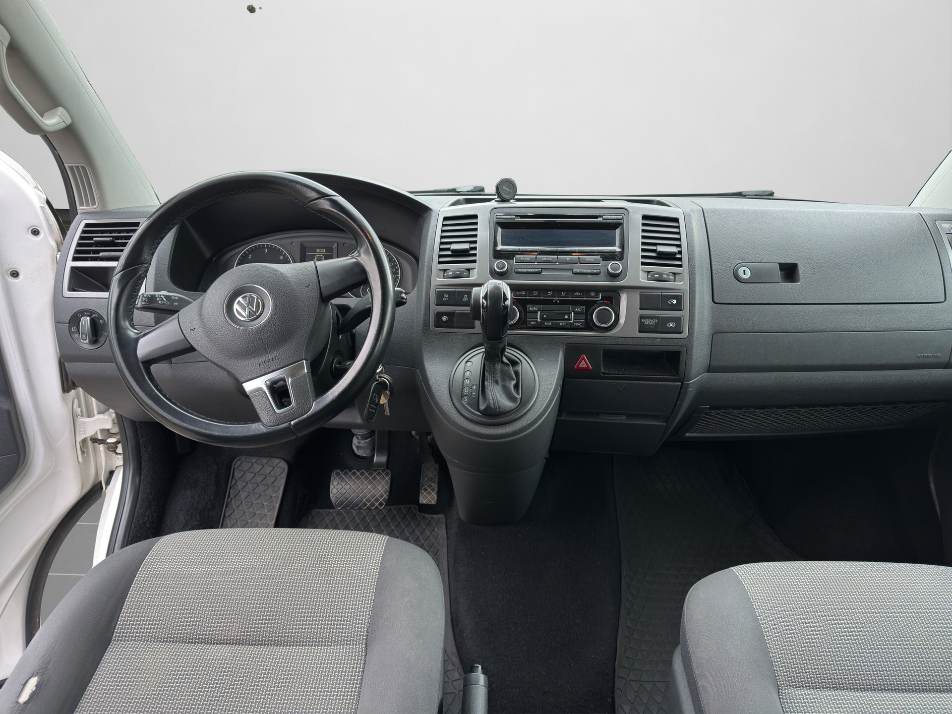 VW T5 Caravelle Trendline 2.0 TDI CR DSG-image-12