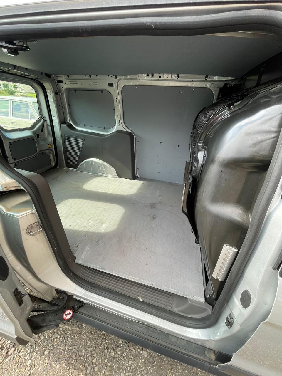 FORD TRANSIT CONNECT-image-10