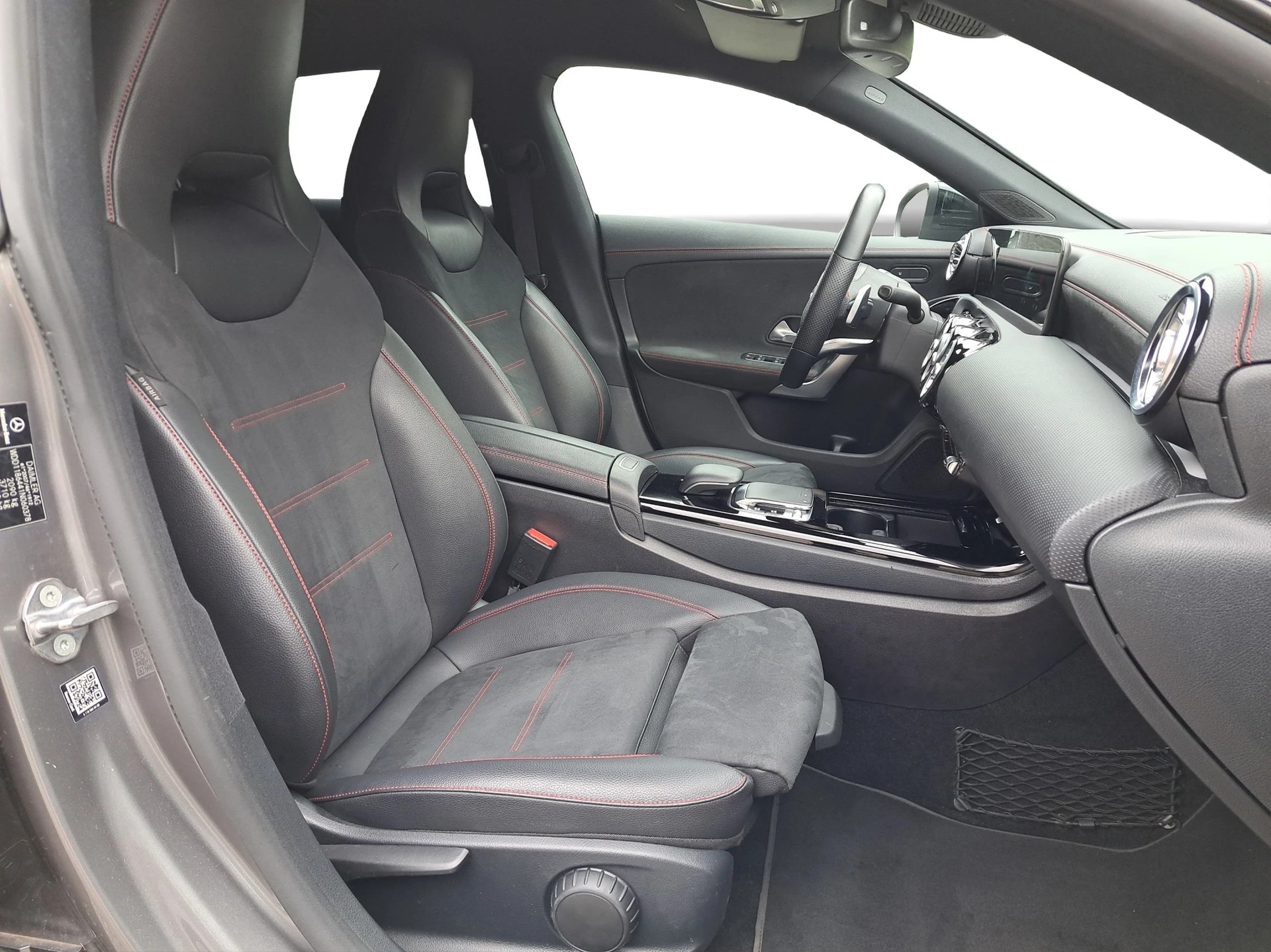 MERCEDES-BENZ CLA Shooting Brake 220 7G-DCT AMG Line-image-11