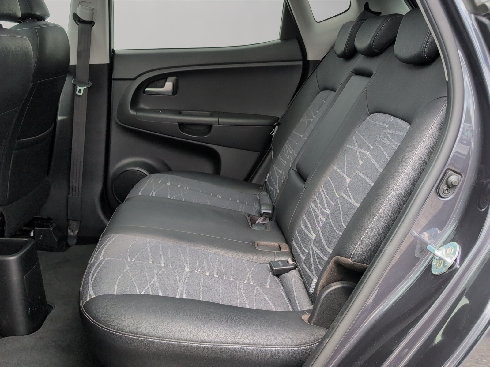 KIA Venga 1.6 CVVT Swiss Champion / inkl. Winterräder / Panorama-Glasdach / Rückfahrkamera / Occasiongarantie Premium-image-12